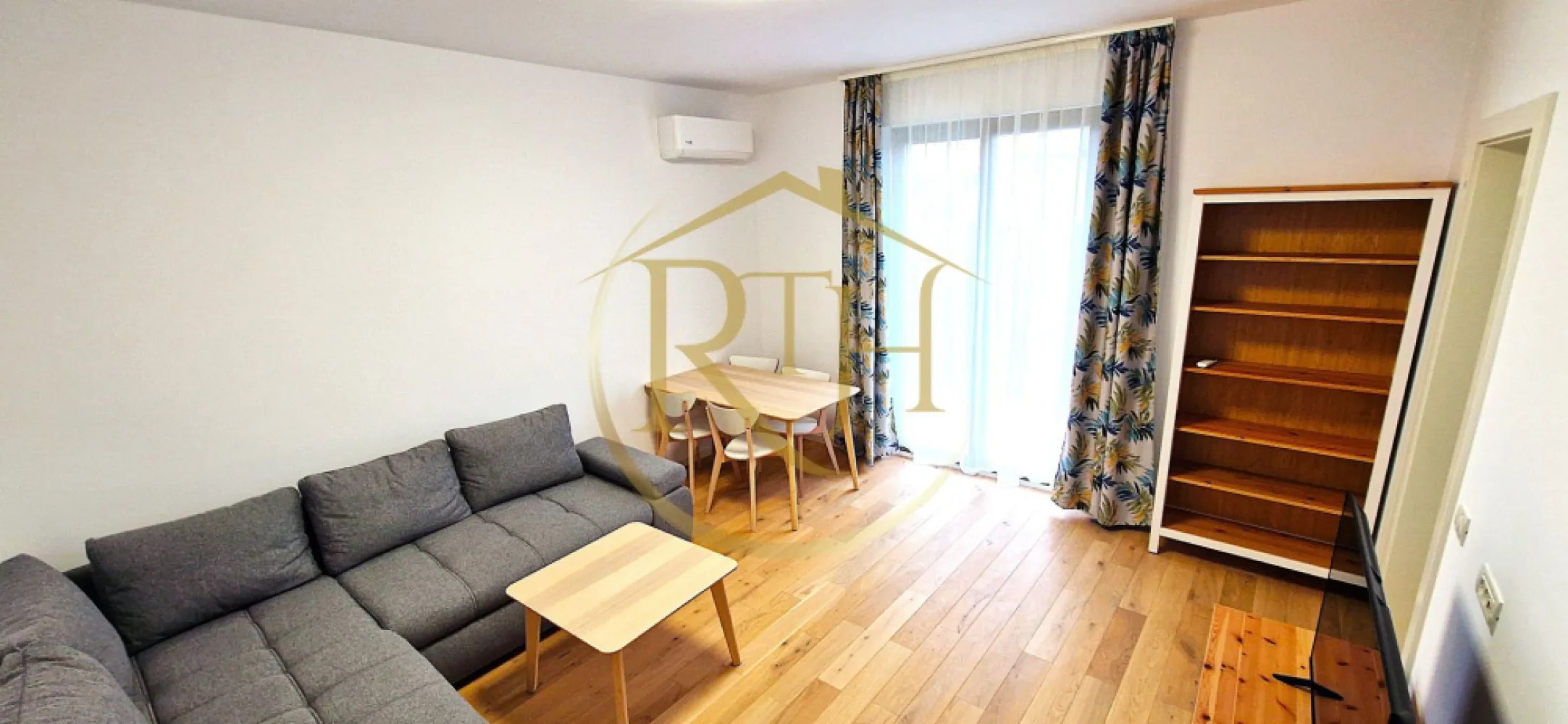 Apartament 2 camere de inchiriat ,amenajat si mobilat premium-zona Mehala. - ✨ Apartament modern cu 2 camere, grădină privată și parcare în zonă rezidențială exclusivistă – Ronaț-Mehala, Timișoara ✨

📍 Locație premium: la parterul uni bloc privat in Ronaț – Mehala zonă rezidențială curată și liniștită, cu acces controlat prin barieră automată, supraveghere video 24/7, și loc de parcare inclus în curte închisă.
Ideal pentru cei care caută un stil de viață relaxat, departe de agitația orașului, dar cu acces rapid către punctele de interes din Timișoara.

🏢 Despre complexul rezidențial:
Un cartier modern, curat și bine întreținut, care oferă un mediu sigur și liniștit. Acces controlat, parcare în curte, camere video, iar zona este ideală pentru o viață echilibrată, aproape de facilitățile urbane, dar ferită de agitația orașului.

🔑 Detalii generale:

Suprafață utilă: 56 mp
Curte proprie: 35 mp – un mic colț de natură doar pentru tine
Terasă privată: perfectă pentru relaxare, mese în aer liber sau spațiu verde personal
Loc de parcare privat 

🛏️ Compartimentare ideală:

Dormitor spațios și liniștit
Living luminos și aerisit, cu mobilier nou
Bucătărie complet echipată și mobilată, cu electrocasnice încorporate (cuptor, mașină de spălat vase, centrală termică)
Baie modernă
Hol de acces
Balcon
Terasă exterioară
Spațiu de depozitare util

⚙️ Facilități și dotări moderne pentru confortul tău:

🔥 Încălzire eficientă prin centrală termică proprie, integrată discret în mobilierul bucătăriei
❄️ Aer condiționat performant – pentru zilele călduroase de vară
✅ Cuptor electric și mașină de spălat vase încorporate
✅ Televizor nou (instalat înainte de mutare)
✅ Loc de parcare în curte închisă, accesibilă prin barieră automată cu telecomandă
✅ Sistem video de supraveghere 24/7 pentru siguranță maximă
✅ Lift în clădire pentru acces facil
✅ Geamuri cu plase anti-insecte (garantând confort în zilele calde)

Prețul de închiriere este de 550 euro pe lună, la care se adaugă o garanție în valoare de 550 euro și comisionul agenției.

Proprietate reprezentată de RealTimHouse.ro.
Un pas spre un loc doar al tău!