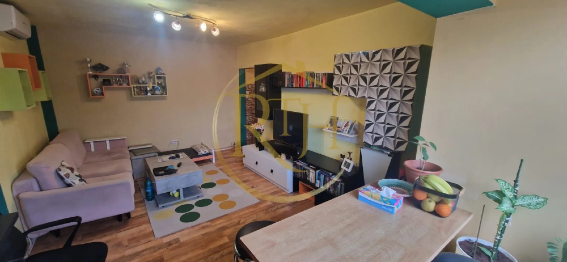 Vand apartament cu 4 camere in zona spitalul judetean,comision ,,0'' - Vând apartament cu 4 camere, semidecomandat, situat într-o zonă centrală, la doar câțiva pași de Spitalul Județean și alte facilități esențiale.
Locație excelentă și accesibilitate:

La doar 1 minut de grădiniță 5 minute de școală, fiind ideal pentru o familie cu copii.
Legături excelente cu mijloacele de transport: tramvai 9, autobuz E2, firobuz 15 și 16.
Aproape de magazine alimentare: Profi, Penny, Carrefour, pentru confortul zilnic.
Zona liniștită și bine conectată la principalele puncte de interes din oraș.

Caracteristici apartament:
Suprafață utilă: 64,56 m²
Compartimentare: Antreu, cameră, bucătărie, baie, living, sas, 2 camere și balcon.
Confort termic: Centrala proprie și climatizare pentru un mediu optim în orice sezon.
Stare: Apartamentul se vinde parțial mobilat și utilat, fiind perfect pentru mutare rapidă sau personalizare.

Posibilități de achiziție:

Se poate cumpăra atât cu bani cash, cât și prin credit ipotecar.

Consultanță financiară gratuită pentru accesarea unui credit ipotecar, oferită prin intermediul unui broker acreditat, pentru a facilita procesul de cumpărare.

Preț: 108.000 EUR ,fără comision agenție!

Proprietatea este reprezentată în exclusivitate de RealTimHouse.ro.

Un pas spre un loc doar al tău!