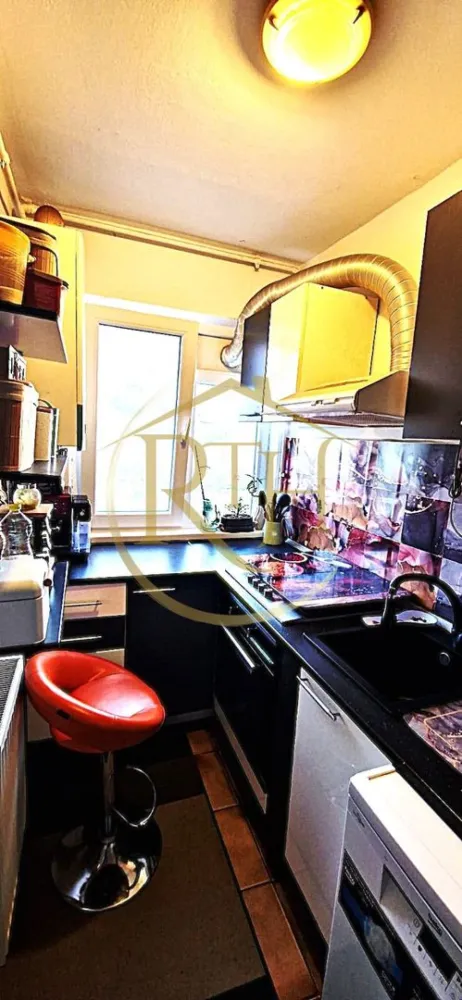 Vand apartament cu 4 camere in zona spitalul judetean,comision ,,0''