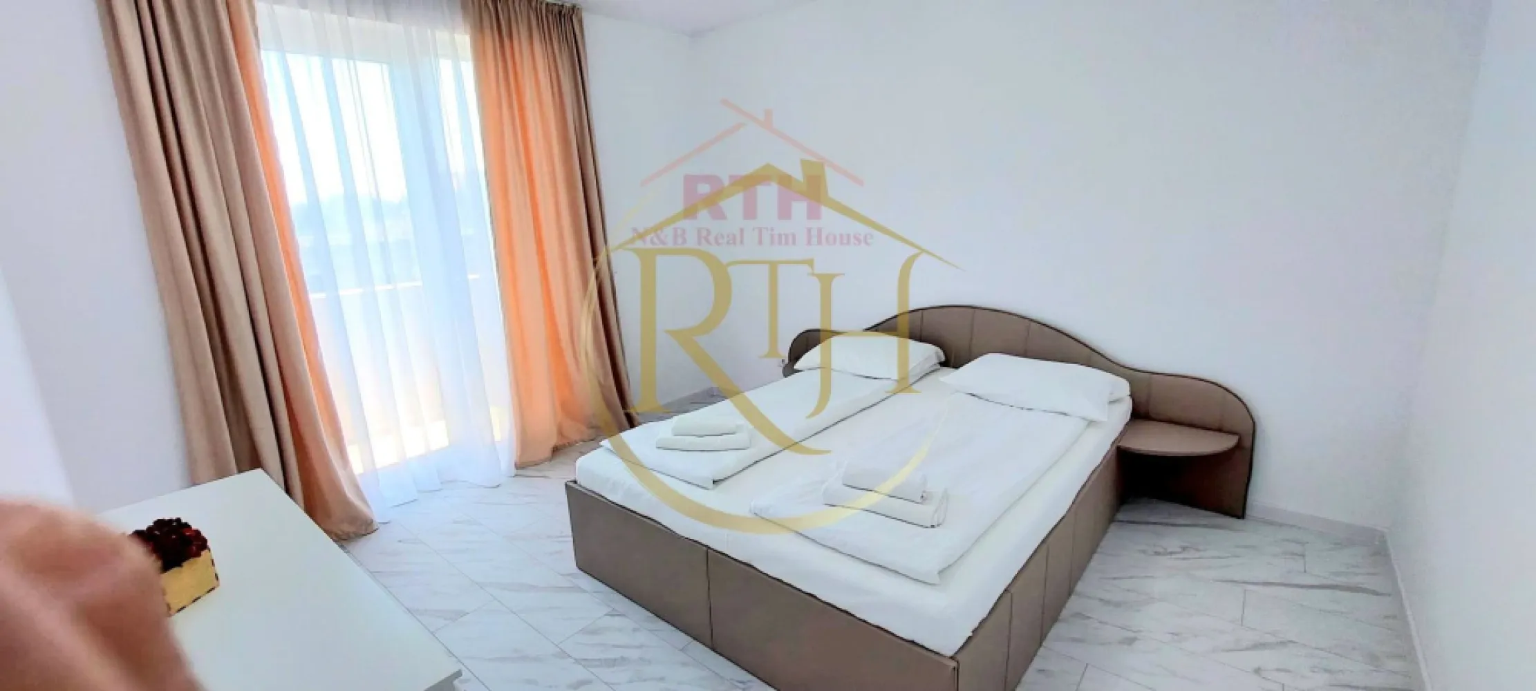 Oferim spre vanzare apartamente cu 2 si 3 camere in Giroc ,,0 comison'' - Avem deosebita placere de a va oferi spre vanzare apartamente cu 2 camere decomandate si open space, situate in cel mai nou complex rezidential din Giroc, complex in plina dezvoltare cu ,, 0'' comision
Apartamentele se predau la cheie, finisaje de lux de cea mai buna calitate si compartimentare eficienta care satisface toate nevoile clientilor nostri ( apartamente decomandate sau open space ), spatiile sunt generoase si cu multa lumina naturala.
Complexul se afla in Giroc in apropiere de Parcul de Role, magazine si supermarket.uri precum, Profi, , Lidl, Mega, sali se sport, Scoli, Gradinite, mijloc de transport in comun si multe altele .
Constructia este din caramida poroterm, izolatie eficienta, geamuri termopan, iar confortul termic este asigurat cu ajutorul centralei pe gaz si incalzire in pardoseala .
Suprafata utila a apartamentelor este de 52 mp pentru cele open space si 53 mp pentru cele decomandate .
Locuitorii complexului beneficieaza la achizitionarea unui apartament si de un loc de parcare GRATUIT, in zona se regasesc locuri de joaca pentru copii, parcuri, iluminat stradal etc .
Acceptăm orice tip de credit bancar şi oferim GRATUIT consultanţă în vederea obţinerii unui credit pentru achiziţionarea imediată a unui apartament. . 
Proprietatre reprezentata de RealTimHouse.ro . Un pas spre un loc doar al tau !
Va asteptam cu drag la o vizionare . 
Preturile incep de la : 85000 euro pentru cele cu 2 camere si de la 88000 la cele cu 3 camere ,nu se plateste comision agentie.