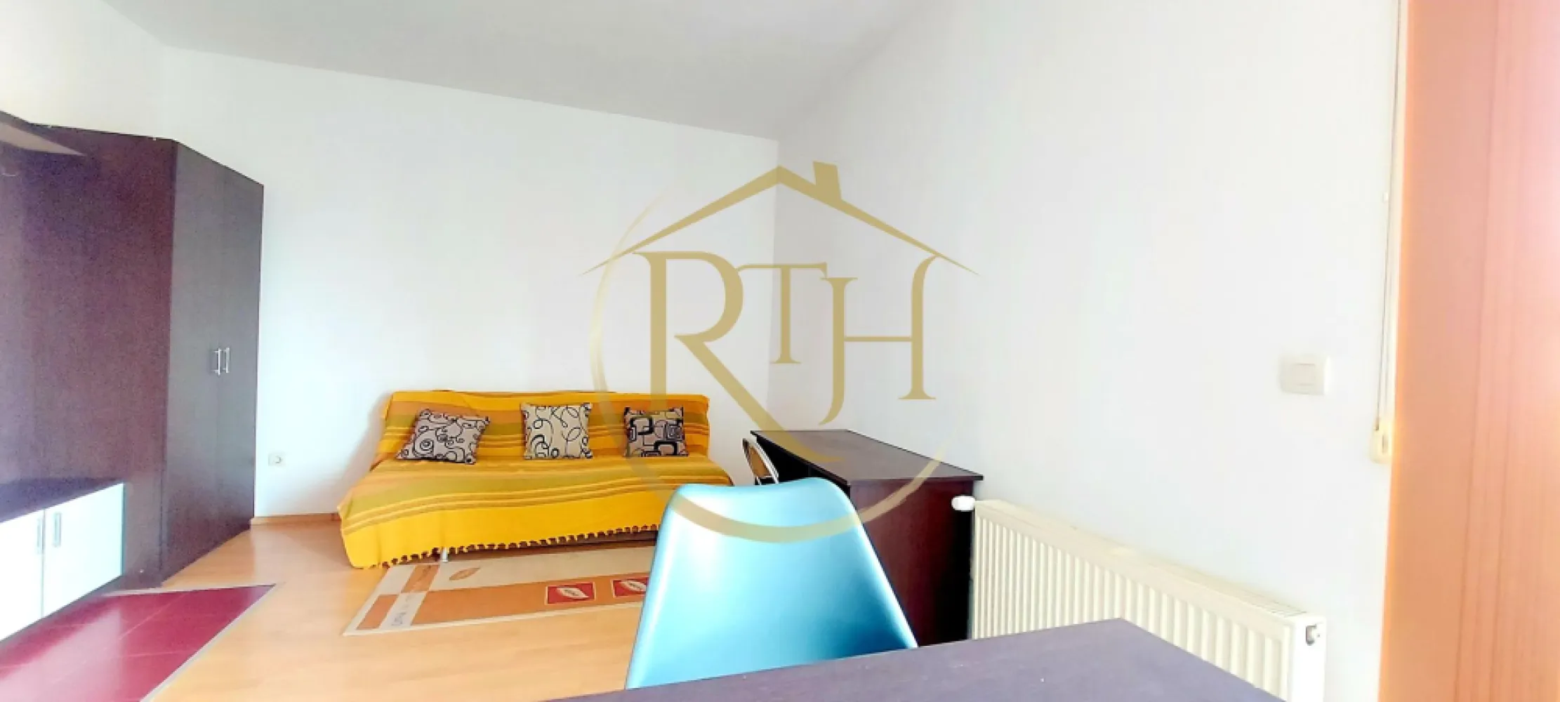 Oferim spre inchiriere, apartament 1 camera, studio, Zona Soarelui - Inchiriez apartament 1 camera, situat la etajul 2 in Bloc Nou zona Soarelui, loc de parcare inclus in pret, la doar 10 minute de Spitalul Judetean, Continental, Lidl, Auchan, Mega Image, 15 minute pana in Complexul Studentesc.
Apartamentul este complet mobilat si utilat, canapea extensibila, frigider, masina de spalat, plita electrica pentru gatit, baie cu cabina de dus .
Incalzire se face prin centrala proprie a blocului, cheltuieli foarte mici de intretinere, bloc privat, cu loc de parcare .
Apartamentul este ideal pentru un cuplu sau o singura persoana .
Nu se accepta @nimale de companie . Liber de la sfarsitul luni Martie.
Proprietate reprezentata de RealTimHouse.ro . Un pas spre un loc doar al tau !
Vizionare online : https://youtu.be/YhXRhghpK-0
Pret : 230 euro + garantie 230 euro + comision agentie