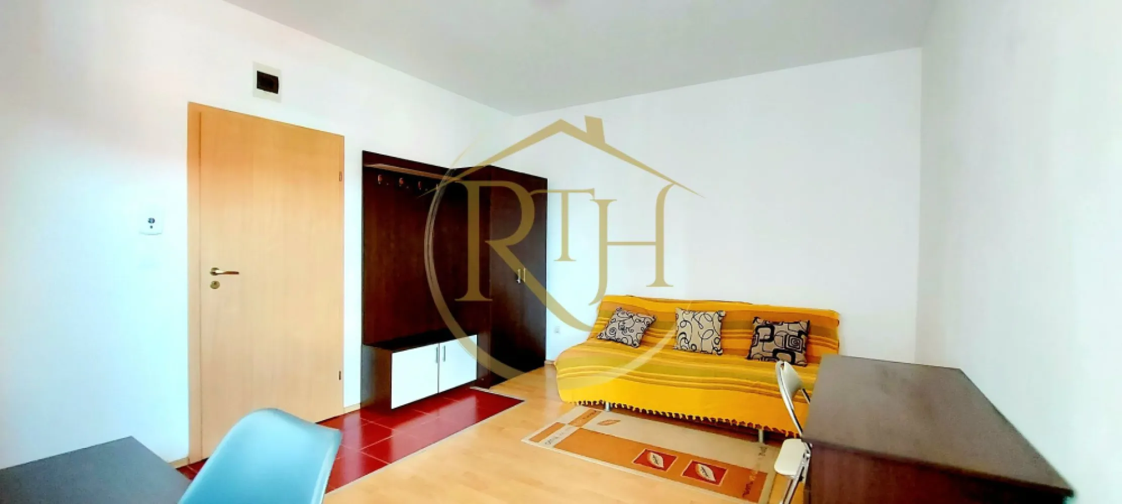 Oferim spre inchiriere, apartament 1 camera, studio, Zona Soarelui - Inchiriez apartament 1 camera, situat la etajul 2 in Bloc Nou zona Soarelui, loc de parcare inclus in pret, la doar 10 minute de Spitalul Judetean, Continental, Lidl, Auchan, Mega Image, 15 minute pana in Complexul Studentesc.
Apartamentul este complet mobilat si utilat, canapea extensibila, frigider, masina de spalat, plita electrica pentru gatit, baie cu cabina de dus .
Incalzire se face prin centrala proprie a blocului, cheltuieli foarte mici de intretinere, bloc privat, cu loc de parcare .
Apartamentul este ideal pentru un cuplu sau o singura persoana .
Nu se accepta @nimale de companie . Liber de la sfarsitul luni Martie.
Proprietate reprezentata de RealTimHouse.ro . Un pas spre un loc doar al tau !
Vizionare online : https://youtu.be/YhXRhghpK-0
Pret : 230 euro + garantie 230 euro + comision agentie