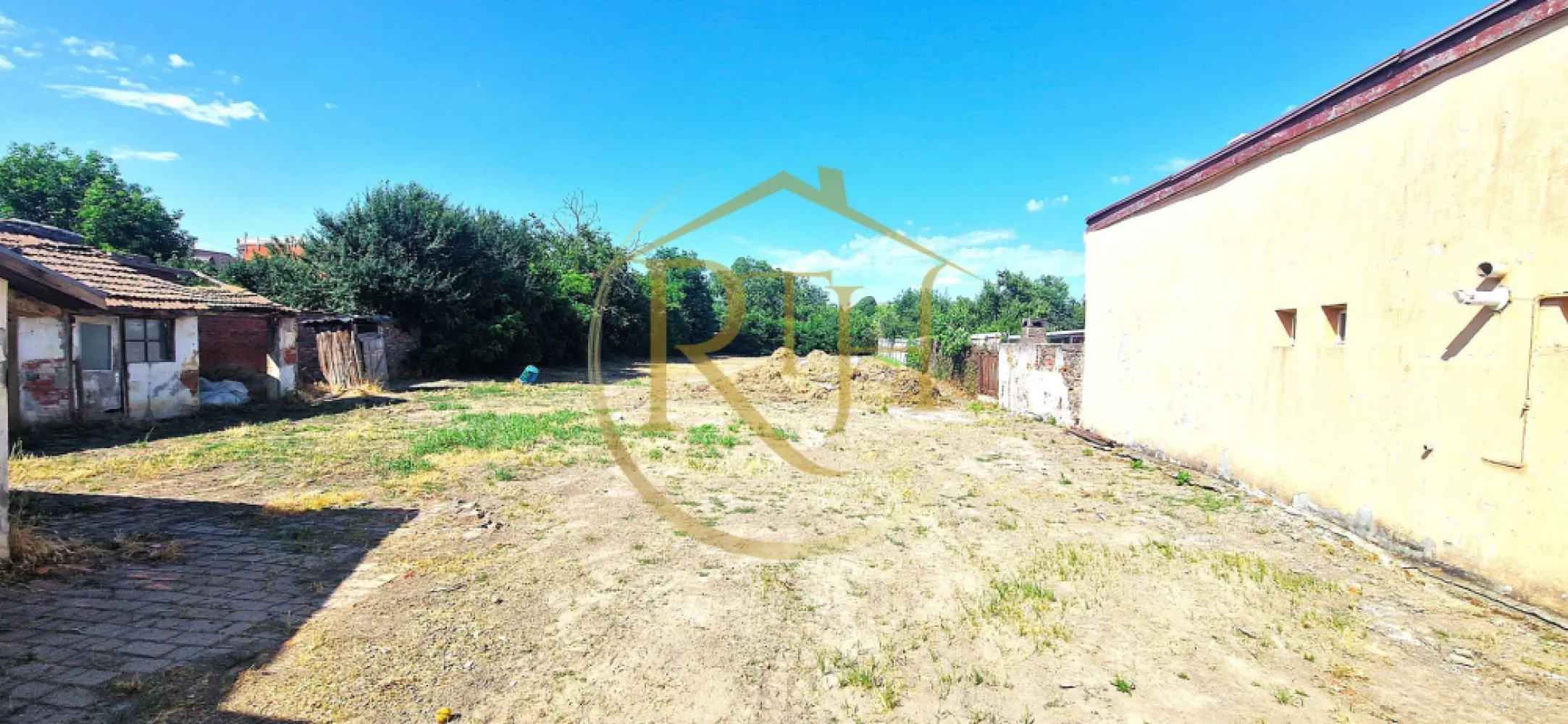🏡 Teren intravilan 1.406 mp – Fratelia | Ideal pentru investitie imobiliara - O oportunitate excelentă de investiție imobiliară în Timișoara!
Vă propunem spre vânzare un teren intravilan, cu suprafață generoasă de 1.406 mp, situat în zona Fratelia, un cartier în plină dezvoltare, cu infrastructură completă și acces rapid către toate punctele importante ale orașului.

Acest teren este ideal nu doar pentru construcția unei locuințe personale, ci mai ales pentru dezvoltări imobiliare cu potențial ridicat de profit: case înșiruite, duplexuri, mini ansambluri rezidențiale sau un proiect tip vilă cu apartamente.

📐 Caracteristici esențiale:

Suprafață totală: 1.406 mp
Front stradal: 20 metri liniari – ideal pentru acces auto și compartimentare eficientă
Utilități deja în curte: gaz, curent electric, apă și canalizare – pregătit pentru construcție imediată
Pe teren se află o casă batraneasca care se va preda cu terenul.

🔑 Potențial imobiliar – de ce este o investiție valoroasă:

Suprafața și forma terenului permit dezvoltarea mai multor unități locative
Toate utilitățile disponibile – reduce semnificativ costurile inițiale
Cererea pentru locuințe în Fratelia este în creștere – 
Locația favorizează un randament bun al investiției, fie pentru vânzare, fie pentru închiriere

📍 Vecinătăți și facilități în imediata apropiere:

Biserica Reformată Fratelia, Școala Generală Nr. 15
Shopping City, Dedeman – 5 minute cu mașina
Stații de tramvai și autobuz la câteva minute de mers pe jos
Hoteluri, pensiuni, restaurante, cafenele, farmacii, bănci, cofetării, Lidl, Profi
Săli de sport, cluburi, service-uri auto, benzinării

✅ Avantaje competitive:

Teren intravilan într-o zonă urbană cu infrastructură completă
Acces rapid către centru și zone comerciale majore
Locație cu valoare în creștere, ideală pentru investiție imobiliară
Pregătit pentru dezvoltare imediată, fără costuri ascunse sau lucrări de racordare

Pret :165 euro/mp
Comision agentie-aplicabil.

📞 Contactează-ne pentru detalii suplimentare, schiță cadastrală și programare vizionare.
Acest teren este alegerea ideală pentru cei care vor să construiască, să investească și să obțină profit sigur într-o zonă cu potențial real de dezvoltare.
Proprietate reprezentată de RealTimHouse.ro – Un pas spre un loc doar al tău!