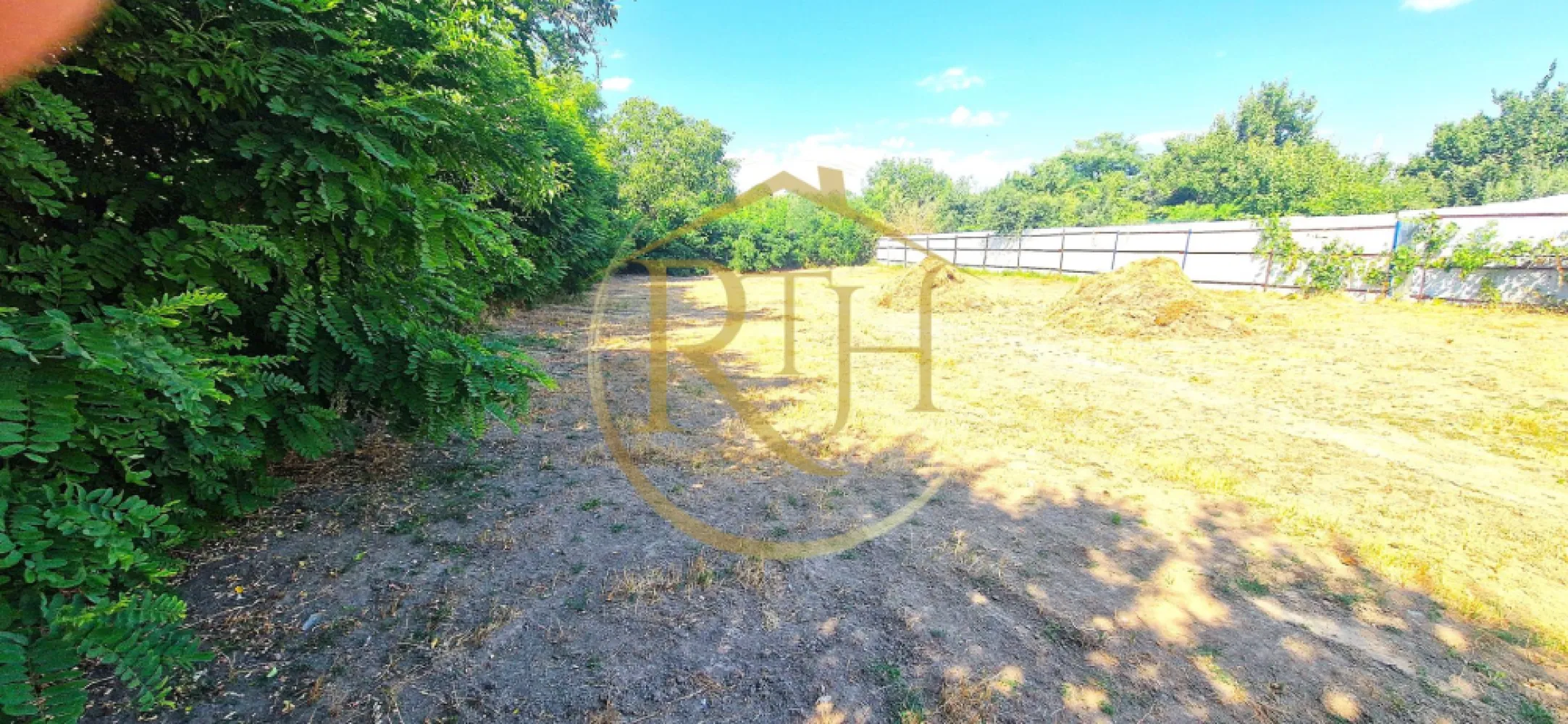 🏡 Teren intravilan 1.406 mp – Fratelia | Ideal pentru investitie imobiliara - O oportunitate excelentă de investiție imobiliară în Timișoara!
Vă propunem spre vânzare un teren intravilan, cu suprafață generoasă de 1.406 mp, situat în zona Fratelia, un cartier în plină dezvoltare, cu infrastructură completă și acces rapid către toate punctele importante ale orașului.

Acest teren este ideal nu doar pentru construcția unei locuințe personale, ci mai ales pentru dezvoltări imobiliare cu potențial ridicat de profit: case înșiruite, duplexuri, mini ansambluri rezidențiale sau un proiect tip vilă cu apartamente.

📐 Caracteristici esențiale:

Suprafață totală: 1.406 mp
Front stradal: 20 metri liniari – ideal pentru acces auto și compartimentare eficientă
Utilități deja în curte: gaz, curent electric, apă și canalizare – pregătit pentru construcție imediată
Pe teren se află o casă batraneasca care se va preda cu terenul.

🔑 Potențial imobiliar – de ce este o investiție valoroasă:

Suprafața și forma terenului permit dezvoltarea mai multor unități locative
Toate utilitățile disponibile – reduce semnificativ costurile inițiale
Cererea pentru locuințe în Fratelia este în creștere – 
Locația favorizează un randament bun al investiției, fie pentru vânzare, fie pentru închiriere

📍 Vecinătăți și facilități în imediata apropiere:

Biserica Reformată Fratelia, Școala Generală Nr. 15
Shopping City, Dedeman – 5 minute cu mașina
Stații de tramvai și autobuz la câteva minute de mers pe jos
Hoteluri, pensiuni, restaurante, cafenele, farmacii, bănci, cofetării, Lidl, Profi
Săli de sport, cluburi, service-uri auto, benzinării

✅ Avantaje competitive:

Teren intravilan într-o zonă urbană cu infrastructură completă
Acces rapid către centru și zone comerciale majore
Locație cu valoare în creștere, ideală pentru investiție imobiliară
Pregătit pentru dezvoltare imediată, fără costuri ascunse sau lucrări de racordare

Pret :165 euro/mp
Comision agentie-aplicabil.

📞 Contactează-ne pentru detalii suplimentare, schiță cadastrală și programare vizionare.
Acest teren este alegerea ideală pentru cei care vor să construiască, să investească și să obțină profit sigur într-o zonă cu potențial real de dezvoltare.
Proprietate reprezentată de RealTimHouse.ro – Un pas spre un loc doar al tău!