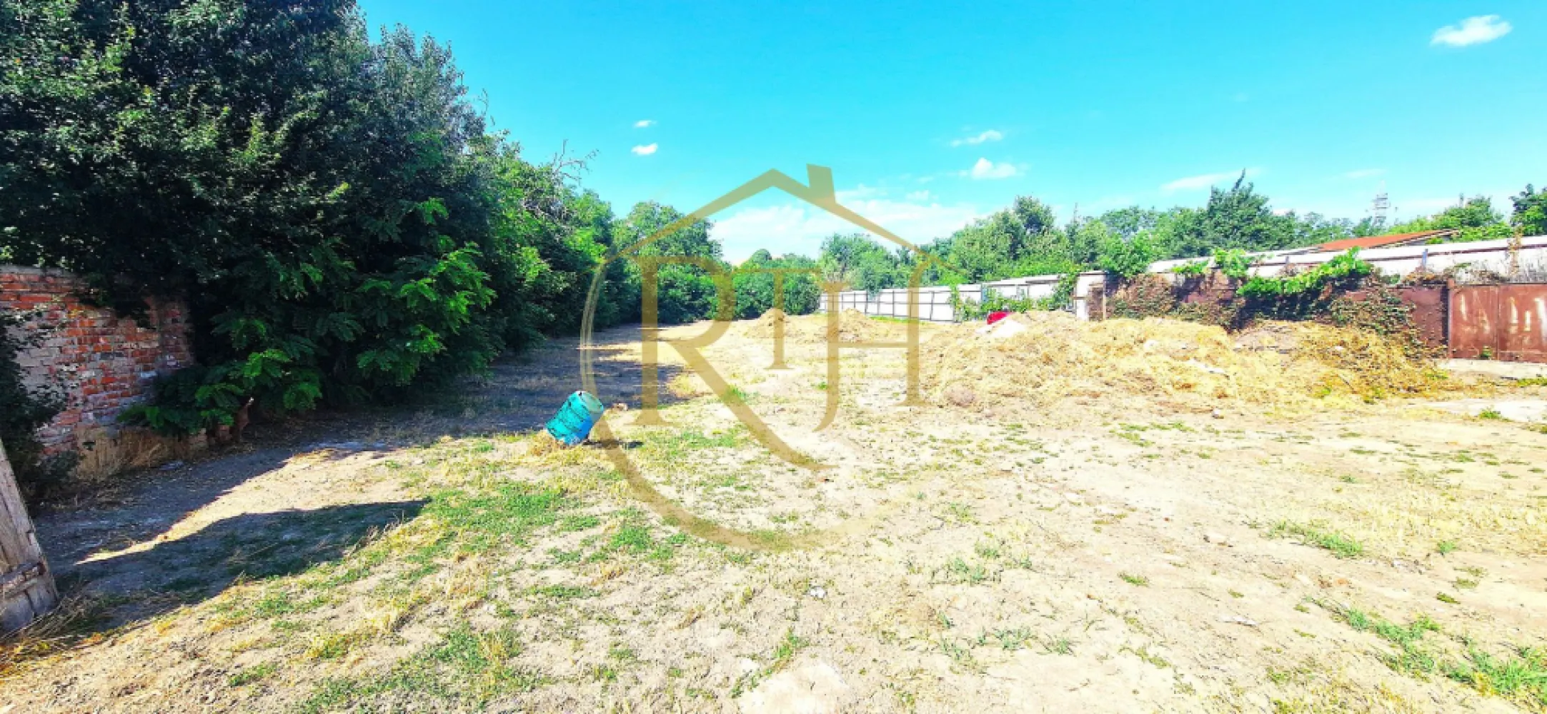 🏡 Teren intravilan 1.406 mp – Fratelia | Ideal pentru investitie imobiliara - O oportunitate excelentă de investiție imobiliară în Timișoara!
Vă propunem spre vânzare un teren intravilan, cu suprafață generoasă de 1.406 mp, situat în zona Fratelia, un cartier în plină dezvoltare, cu infrastructură completă și acces rapid către toate punctele importante ale orașului.

Acest teren este ideal nu doar pentru construcția unei locuințe personale, ci mai ales pentru dezvoltări imobiliare cu potențial ridicat de profit: case înșiruite, duplexuri, mini ansambluri rezidențiale sau un proiect tip vilă cu apartamente.

📐 Caracteristici esențiale:

Suprafață totală: 1.406 mp
Front stradal: 20 metri liniari – ideal pentru acces auto și compartimentare eficientă
Utilități deja în curte: gaz, curent electric, apă și canalizare – pregătit pentru construcție imediată
Pe teren se află o casă batraneasca care se va preda cu terenul.

🔑 Potențial imobiliar – de ce este o investiție valoroasă:

Suprafața și forma terenului permit dezvoltarea mai multor unități locative
Toate utilitățile disponibile – reduce semnificativ costurile inițiale
Cererea pentru locuințe în Fratelia este în creștere – 
Locația favorizează un randament bun al investiției, fie pentru vânzare, fie pentru închiriere

📍 Vecinătăți și facilități în imediata apropiere:

Biserica Reformată Fratelia, Școala Generală Nr. 15
Shopping City, Dedeman – 5 minute cu mașina
Stații de tramvai și autobuz la câteva minute de mers pe jos
Hoteluri, pensiuni, restaurante, cafenele, farmacii, bănci, cofetării, Lidl, Profi
Săli de sport, cluburi, service-uri auto, benzinării

✅ Avantaje competitive:

Teren intravilan într-o zonă urbană cu infrastructură completă
Acces rapid către centru și zone comerciale majore
Locație cu valoare în creștere, ideală pentru investiție imobiliară
Pregătit pentru dezvoltare imediată, fără costuri ascunse sau lucrări de racordare

Pret :165 euro/mp
Comision agentie-aplicabil.

📞 Contactează-ne pentru detalii suplimentare, schiță cadastrală și programare vizionare.
Acest teren este alegerea ideală pentru cei care vor să construiască, să investească și să obțină profit sigur într-o zonă cu potențial real de dezvoltare.
Proprietate reprezentată de RealTimHouse.ro – Un pas spre un loc doar al tău!