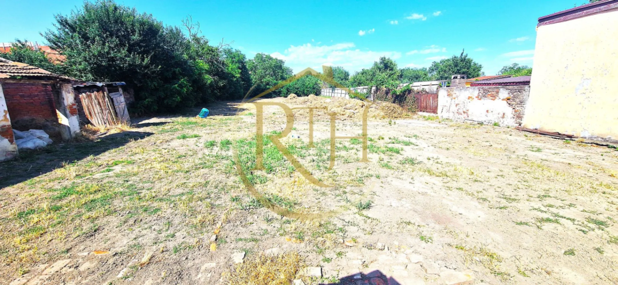 🏡 Teren intravilan 1.406 mp – Fratelia | Ideal pentru investitie imobiliara - O oportunitate excelentă de investiție imobiliară în Timișoara!
Vă propunem spre vânzare un teren intravilan, cu suprafață generoasă de 1.406 mp, situat în zona Fratelia, un cartier în plină dezvoltare, cu infrastructură completă și acces rapid către toate punctele importante ale orașului.

Acest teren este ideal nu doar pentru construcția unei locuințe personale, ci mai ales pentru dezvoltări imobiliare cu potențial ridicat de profit: case înșiruite, duplexuri, mini ansambluri rezidențiale sau un proiect tip vilă cu apartamente.

📐 Caracteristici esențiale:

Suprafață totală: 1.406 mp
Front stradal: 20 metri liniari – ideal pentru acces auto și compartimentare eficientă
Utilități deja în curte: gaz, curent electric, apă și canalizare – pregătit pentru construcție imediată
Pe teren se află o casă batraneasca care se va preda cu terenul.

🔑 Potențial imobiliar – de ce este o investiție valoroasă:

Suprafața și forma terenului permit dezvoltarea mai multor unități locative
Toate utilitățile disponibile – reduce semnificativ costurile inițiale
Cererea pentru locuințe în Fratelia este în creștere – 
Locația favorizează un randament bun al investiției, fie pentru vânzare, fie pentru închiriere

📍 Vecinătăți și facilități în imediata apropiere:

Biserica Reformată Fratelia, Școala Generală Nr. 15
Shopping City, Dedeman – 5 minute cu mașina
Stații de tramvai și autobuz la câteva minute de mers pe jos
Hoteluri, pensiuni, restaurante, cafenele, farmacii, bănci, cofetării, Lidl, Profi
Săli de sport, cluburi, service-uri auto, benzinării

✅ Avantaje competitive:

Teren intravilan într-o zonă urbană cu infrastructură completă
Acces rapid către centru și zone comerciale majore
Locație cu valoare în creștere, ideală pentru investiție imobiliară
Pregătit pentru dezvoltare imediată, fără costuri ascunse sau lucrări de racordare

Pret :165 euro/mp
Comision agentie-aplicabil.

📞 Contactează-ne pentru detalii suplimentare, schiță cadastrală și programare vizionare.
Acest teren este alegerea ideală pentru cei care vor să construiască, să investească și să obțină profit sigur într-o zonă cu potențial real de dezvoltare.
Proprietate reprezentată de RealTimHouse.ro – Un pas spre un loc doar al tău!