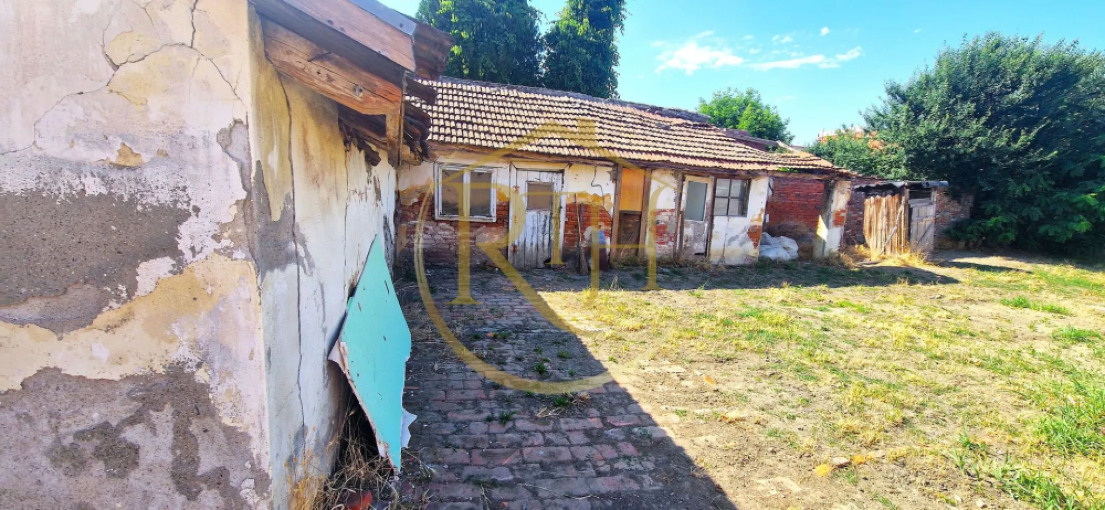 🏡 Teren intravilan 1.406 mp – Fratelia | Ideal pentru investitie imobiliara - O oportunitate excelentă de investiție imobiliară în Timișoara!
Vă propunem spre vânzare un teren intravilan, cu suprafață generoasă de 1.406 mp, situat în zona Fratelia, un cartier în plină dezvoltare, cu infrastructură completă și acces rapid către toate punctele importante ale orașului.

Acest teren este ideal nu doar pentru construcția unei locuințe personale, ci mai ales pentru dezvoltări imobiliare cu potențial ridicat de profit: case înșiruite, duplexuri, mini ansambluri rezidențiale sau un proiect tip vilă cu apartamente.

📐 Caracteristici esențiale:

Suprafață totală: 1.406 mp
Front stradal: 20 metri liniari – ideal pentru acces auto și compartimentare eficientă
Utilități deja în curte: gaz, curent electric, apă și canalizare – pregătit pentru construcție imediată
Pe teren se află o casă batraneasca care se va preda cu terenul.

🔑 Potențial imobiliar – de ce este o investiție valoroasă:

Suprafața și forma terenului permit dezvoltarea mai multor unități locative
Toate utilitățile disponibile – reduce semnificativ costurile inițiale
Cererea pentru locuințe în Fratelia este în creștere – 
Locația favorizează un randament bun al investiției, fie pentru vânzare, fie pentru închiriere

📍 Vecinătăți și facilități în imediata apropiere:

Biserica Reformată Fratelia, Școala Generală Nr. 15
Shopping City, Dedeman – 5 minute cu mașina
Stații de tramvai și autobuz la câteva minute de mers pe jos
Hoteluri, pensiuni, restaurante, cafenele, farmacii, bănci, cofetării, Lidl, Profi
Săli de sport, cluburi, service-uri auto, benzinării

✅ Avantaje competitive:

Teren intravilan într-o zonă urbană cu infrastructură completă
Acces rapid către centru și zone comerciale majore
Locație cu valoare în creștere, ideală pentru investiție imobiliară
Pregătit pentru dezvoltare imediată, fără costuri ascunse sau lucrări de racordare

Pret :165 euro/mp
Comision agentie-aplicabil.

📞 Contactează-ne pentru detalii suplimentare, schiță cadastrală și programare vizionare.
Acest teren este alegerea ideală pentru cei care vor să construiască, să investească și să obțină profit sigur într-o zonă cu potențial real de dezvoltare.
Proprietate reprezentată de RealTimHouse.ro – Un pas spre un loc doar al tău!