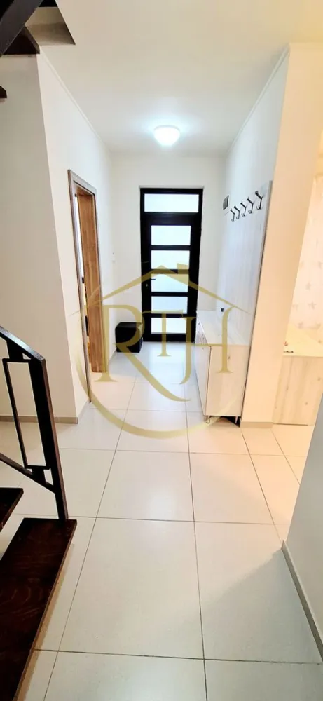 Oferim spre inchiriere casa cu 4 camere in Giroc aproape de Penny ,pet friendly. - Casă de închiriat în Giroc, Cartierul Planetelor, pe strada Jupiter, într-o zonă liniștită și bine conectată, aproape de supermarketuri precum Penny, Lidl, Mega Image și Profi, dar și de școală, săli de sport și mijloace de transport în comun. Proprietatea este dispusă pe parter și etaj, fiind complet mobilată și utilată pentru a oferi confortul necesar unei familii, sau pentru 2 cupluri etc. Ideala pentru persoanele are caută spațiu si liniste departe de agitatia orasului .

La parter se află un living spațios cu acces direct către terasă și curtea din spate, o bucătărie separată și o baie de serviciu. La etaj sunt trei dormitoare luminoase și o baie dotată atât cu cadă, cât și cu duș. Casa dispune de mașină de spălat rufe, frigider, aragaz, cuptor electric, hotă și două aparate de aer condiționat, asigurând un nivel ridicat de confort. Încălzirea este realizată prin centrală termică pe gaz și calorifere, ceea ce permite controlul eficient al consumului și al temperaturii în fiecare sezon.
Se accepta animale de companie.
În fața casei sunt disponibile trei locuri de parcare, un avantaj important într-o zonă rezidențială în continuă dezvoltare. 
Vizionare online : https://youtu.be/qKZ-k3TEhI8?feature=shared
Proprietatea este reprezentată de RealTimHouse.ro - Un pas spre un loc doar al tau !
Prețul chiriei este de 800 de euro pe lună, la care se adaugă o garanție de 800 de euro și comisionul agenției.