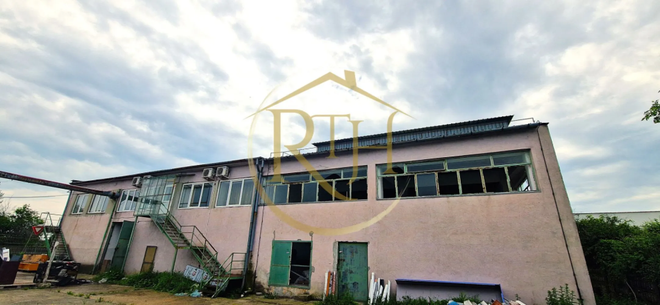 Cladiri si teren de închiriat zona industriala pentru orice tip de activitate. - Se oferă spre închiriere un ansamblu de clădiri cu teren aferent, situat în Timișoara, zona Calea Șagului – zonă industrială. Spațiile sunt versatile și potrivite pentru o gamă largă de activități: comerciale, logistice, industriale, servicii sau chiar reconversie în locuințe.

✔️ Suprafețe construite la sol între 116 mp și 408 mp
✔️ Înălțimi variabile – de la Parter până la P+6 Etaje
✔️ Teren inclus pentru activități conexe sau logistică
✔️ Acces facil pentru autovehicule și transport greu (TIR)
✔️ Poziționare strategică – zonă industrială, Calea Șagului, Timișoara
✔️ Prețuri de închiriere începând de la 3 euro/mp, în funcție de dotările existente, adaptările necesare și eventualele investiții pentru pregătirea spațiilor conform cerințelor specifice fiecărei activități

Clădirile sunt complet adaptabile și pot fi amenajate pentru multiple destinații: depozite, hale de producție, birouri, ateliere sau spații rezidențiale. Flexibilitatea ridicată a construcțiilor permite amenajări rapide, cu sprijin din partea proprietarului, astfel încât afacerea dumneavoastră să poată deveni funcțională într-un timp minim.

Reprezentat de RealTimHouse.ro – un pas spre un loc doar al tău!
Alege o soluție care îți oferă libertate, flexibilitate și sprijin real în dezvoltarea afacerii tale.