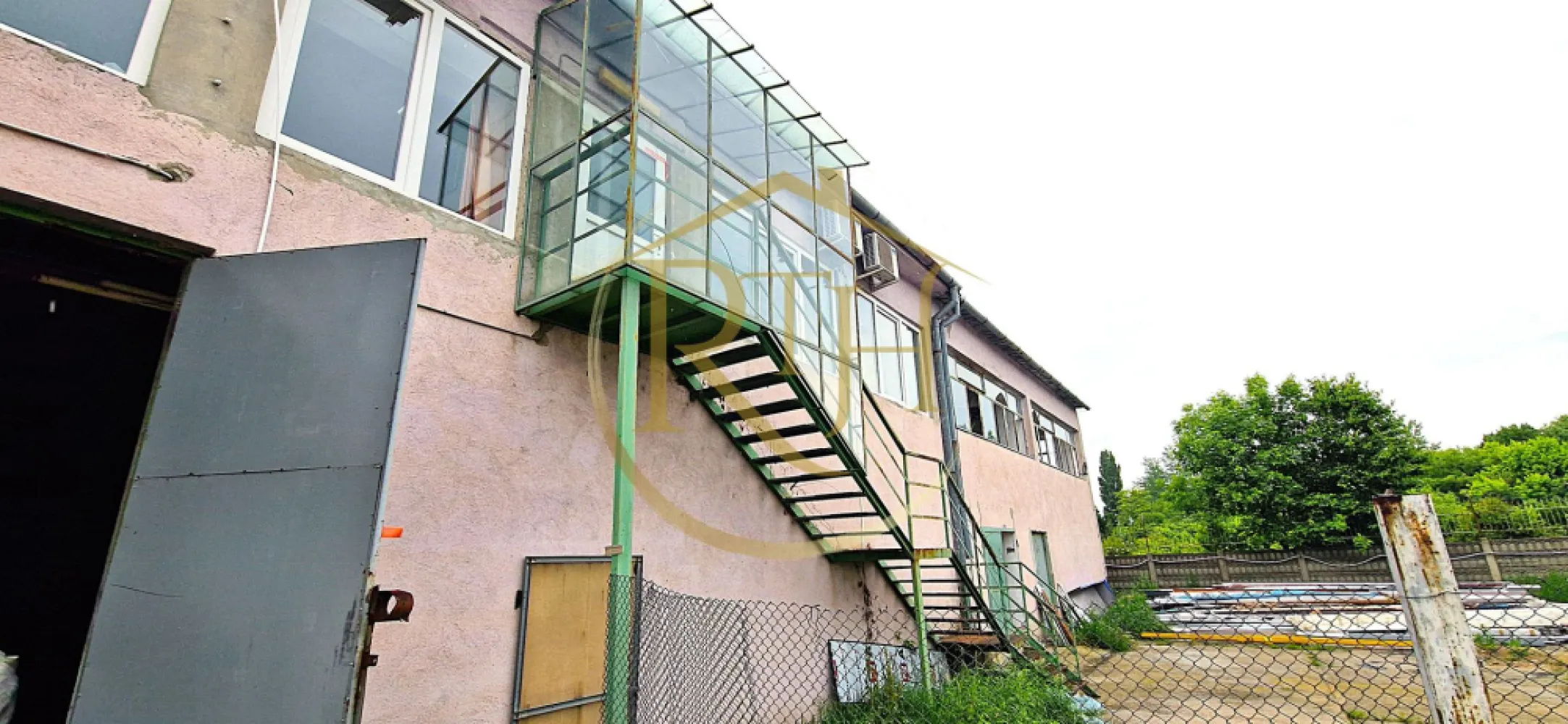 Cladiri si teren de închiriat zona industriala pentru orice tip de activitate. - Se oferă spre închiriere un ansamblu de clădiri cu teren aferent, situat în Timișoara, zona Calea Șagului – zonă industrială. Spațiile sunt versatile și potrivite pentru o gamă largă de activități: comerciale, logistice, industriale, servicii sau chiar reconversie în locuințe.

✔️ Suprafețe construite la sol între 116 mp și 408 mp
✔️ Înălțimi variabile – de la Parter până la P+6 Etaje
✔️ Teren inclus pentru activități conexe sau logistică
✔️ Acces facil pentru autovehicule și transport greu (TIR)
✔️ Poziționare strategică – zonă industrială, Calea Șagului, Timișoara
✔️ Prețuri de închiriere începând de la 3 euro/mp, în funcție de dotările existente, adaptările necesare și eventualele investiții pentru pregătirea spațiilor conform cerințelor specifice fiecărei activități

Clădirile sunt complet adaptabile și pot fi amenajate pentru multiple destinații: depozite, hale de producție, birouri, ateliere sau spații rezidențiale. Flexibilitatea ridicată a construcțiilor permite amenajări rapide, cu sprijin din partea proprietarului, astfel încât afacerea dumneavoastră să poată deveni funcțională într-un timp minim.

Reprezentat de RealTimHouse.ro – un pas spre un loc doar al tău!
Alege o soluție care îți oferă libertate, flexibilitate și sprijin real în dezvoltarea afacerii tale.