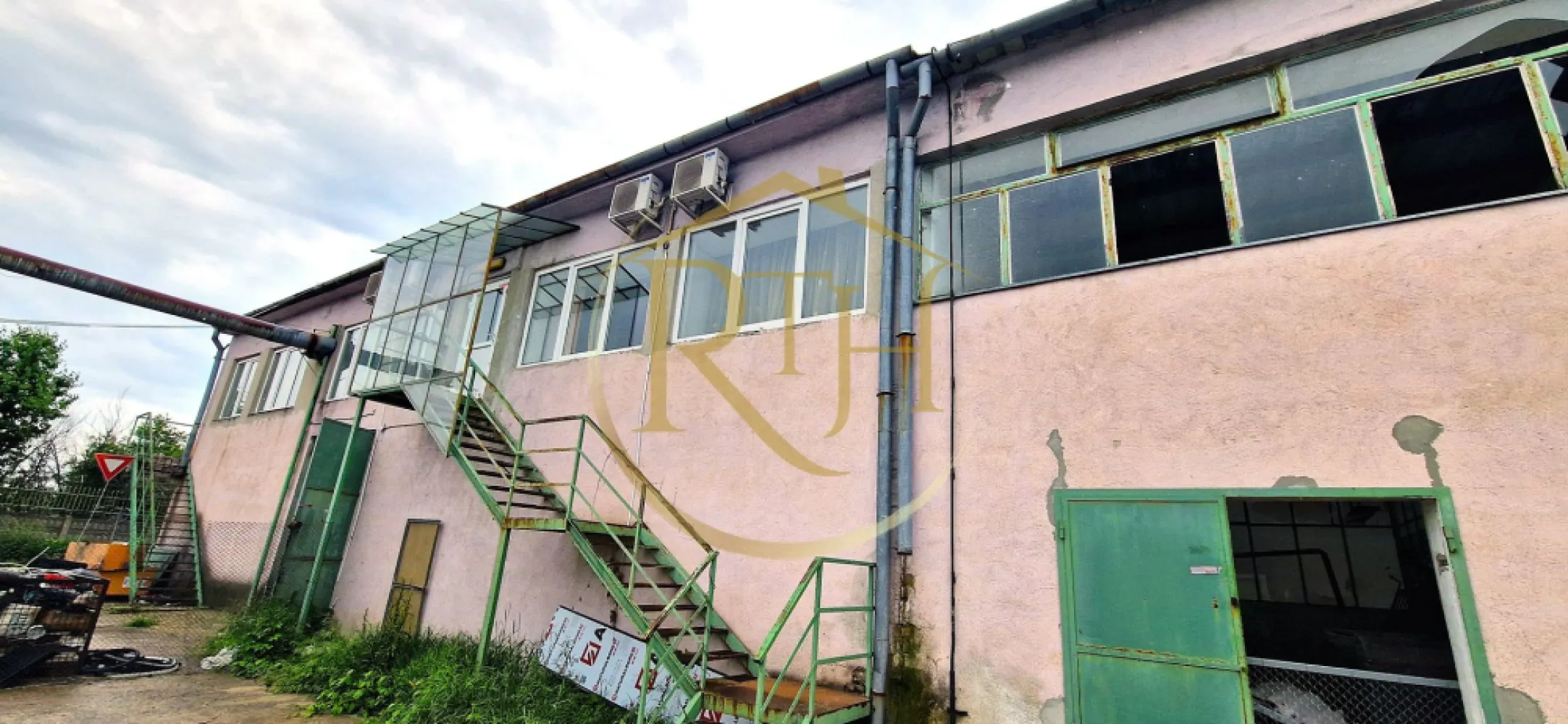 Cladiri si teren de închiriat zona industriala pentru orice tip de activitate.