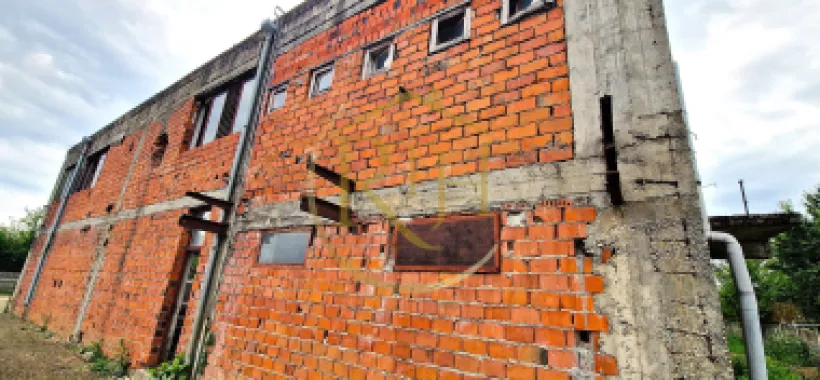 Cladiri si teren de închiriat zona industriala pentru orice tip de activitate.