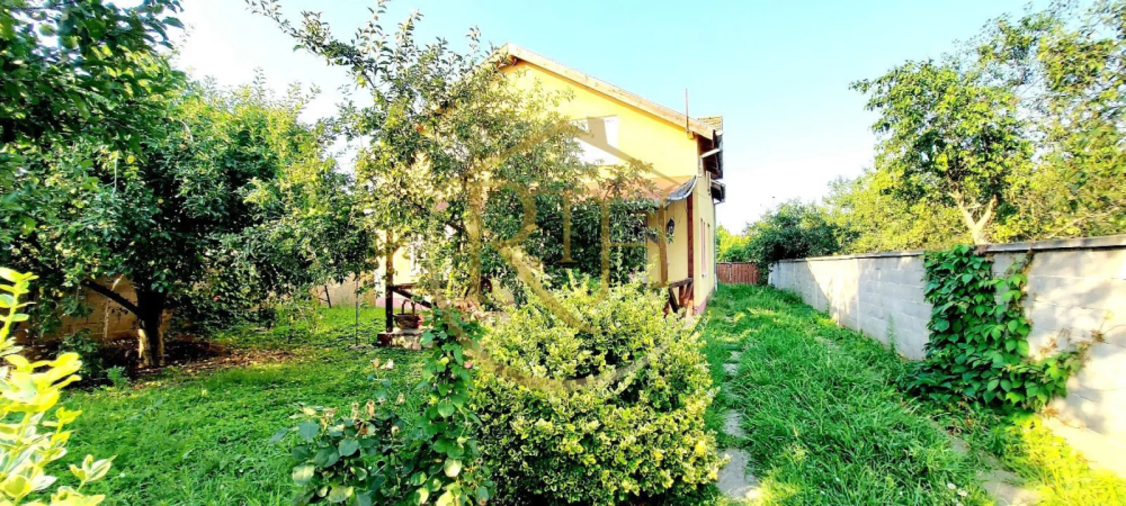 Oferim spre vanzare casa, 6 camere, 162mp utili, 809mp teren, in Giroc - Oferim spre vânzare o casă individuală spațioasă, situată în Giroc, pe strada Bârzava, în vatra satului, aproape de supermarket, școală, grădiniță, biserică și cu acces facil la Centura Sud.

Construită în 2007, casa are un regim de înălțime P+M și este realizată din cărămidă, cu acoperiș din țiglă. Si izolatie termica . Compartimentarea este ideală pentru o familie numeroasă sau pentru două generații, având 6 camere, 2 băi, 2 bucătării, dressing, cameră tehnică, spații de depozitare și beci. De asemenea, beneficiază de două garaje cu acces direct în casă și două terase generoase, perfecte pentru relaxare, terasa de jos are suprafata de 22 mp, iar terasa de la etaj are suprafata de 43 mp. Accesul in casa se poate face si separat, casa avand si intrare separata pentru partea de sus . 
Terenul aferent are o suprafață de 511mp și include o curte frumos si livada cu pomi fructiferi, mult spațiu verde și un loc de grătar. Casa este dotată cu geamuri termopan, gresie, faianță, parchet și climatizare. Sistemul de încălzire poate fi asigurat atât de centrala termică pe gaz, cât și de centrala pe lemne.
Accesul se face pe un drum de servitute trecut in acte, care deserveste cele 2 proprietati, casa de la strada si aceasta casa . 
Suprafața utilă a casei este de 162 mp, iar locuința se vinde semimobilată și utilată. 
Se acceptă atât plata cash, cât și prin credit ipotecar. Oferim consultanță gratuită pentru obținerea unui credit prin brokerul nostru, ajutându-vă să găsiți cea mai avantajoasă soluție de finanțare.

Prețul este de 199.000 euro(se poate vinde cu o suprafata de 809 mp la prete 227000 euro), ușor negociabil, fără comision de agenție. 
Proprietatea este reprezentată exclusiv de RealTimHouse.ro – Un pas spre un loc doar al tău! 
Pentru mai multe detalii și programarea unei vizionări, nu ezitați să ne contactați la numărul din anunț.