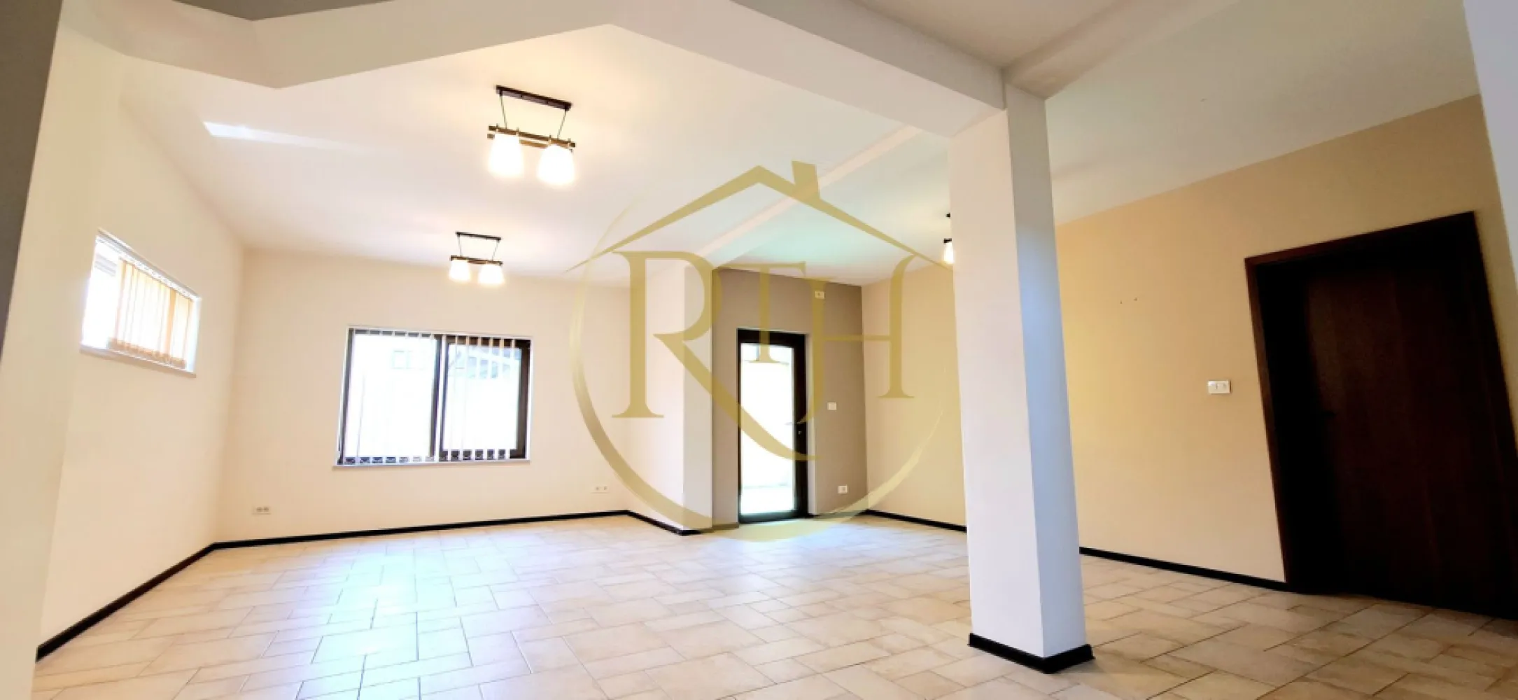 Oferim spre inchiriere, casa cu 4 camere pentru locuit sau birouri, Mehala - Oferim spre închiriere o casă individuală spațioasă, cu 4 camere, situată în Timișoara, în zona Mehala – o locație apreciată pentru liniște, accesibilitate și apropierea de puncte de interes importante. Proprietatea este amplasată foarte aproape de Bulevardul Cetății și strada Gheorghe Lazăr, având în imediata vecinătate supermarketuri, școli, grădinițe și mijloace de transport în comun.
Casa are un regim de înălțime Parter + Etaj și o suprafață utilă de 180 mp, oferind un spațiu generos, ideal atât pentru rezidență, cât și pentru activități de birou.
La parter, locuința dispune de un living amplu și luminos, cu ieșire directă în curtea din spate și acces către garaj, o bucătărie spațioasă complet mobilată și utilată (inclusiv mașină de spălat vase, frigider, aragaz, hotă) și o baie modernă cu cabină de duș.
Etajul găzduiește trei dormitoare mari, un dressing încăpător și o baie echipată cu cadă – ideale pentru o familie sau pentru compartimentarea unui spațiu de birouri.
Casa se închiriază fie complet mobilată, fie nemobilată, în funcție de preferințele viitorului chiriaș. Încălzirea se realizează prin centrală termică pe gaz. Curtea oferă intimitate și spațiu pentru relaxare, iar garajul asigură confort suplimentar pentru locatari.
Nu se acceptă animale de companie.
Vizionare Online : https://youtu.be/KdQEShRIFA4?feature=shared
Proprietate reprezentată în exclusivitate de RealTimHouse.ro – Un pas spre un loc doar al tău!
Preț chirie: 1300 euro/lună + garanție 1300 euro + comision agenție.