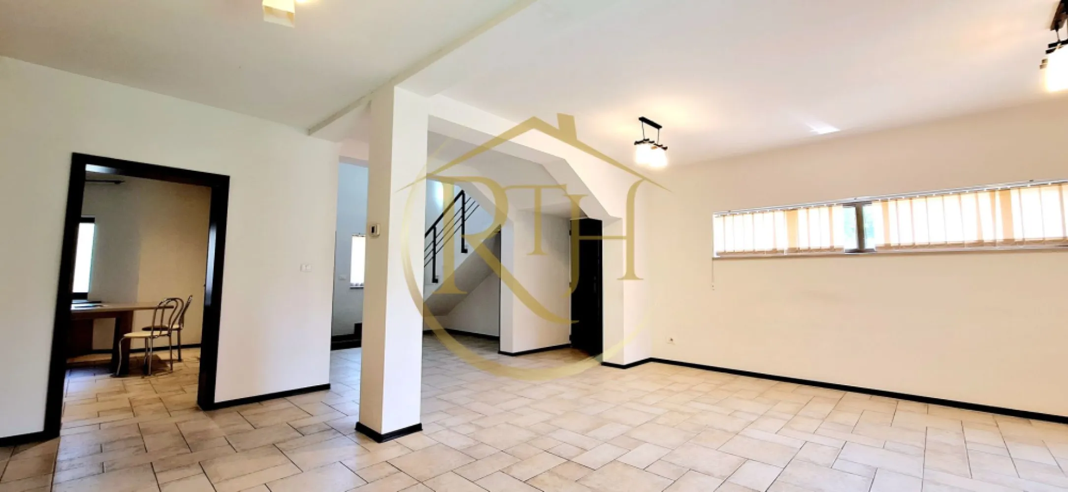 Oferim spre inchiriere, casa cu 4 camere pentru locuit sau birouri, Mehala - Oferim spre închiriere o casă individuală spațioasă, cu 4 camere, situată în Timișoara, în zona Mehala – o locație apreciată pentru liniște, accesibilitate și apropierea de puncte de interes importante. Proprietatea este amplasată foarte aproape de Bulevardul Cetății și strada Gheorghe Lazăr, având în imediata vecinătate supermarketuri, școli, grădinițe și mijloace de transport în comun.
Casa are un regim de înălțime Parter + Etaj și o suprafață utilă de 180 mp, oferind un spațiu generos, ideal atât pentru rezidență, cât și pentru activități de birou.
La parter, locuința dispune de un living amplu și luminos, cu ieșire directă în curtea din spate și acces către garaj, o bucătărie spațioasă complet mobilată și utilată (inclusiv mașină de spălat vase, frigider, aragaz, hotă) și o baie modernă cu cabină de duș.
Etajul găzduiește trei dormitoare mari, un dressing încăpător și o baie echipată cu cadă – ideale pentru o familie sau pentru compartimentarea unui spațiu de birouri.
Casa se închiriază fie complet mobilată, fie nemobilată, în funcție de preferințele viitorului chiriaș. Încălzirea se realizează prin centrală termică pe gaz. Curtea oferă intimitate și spațiu pentru relaxare, iar garajul asigură confort suplimentar pentru locatari.
Nu se acceptă animale de companie.
Vizionare Online : https://youtu.be/KdQEShRIFA4?feature=shared
Proprietate reprezentată în exclusivitate de RealTimHouse.ro – Un pas spre un loc doar al tău!
Preț chirie: 1300 euro/lună + garanție 1300 euro + comision agenție.