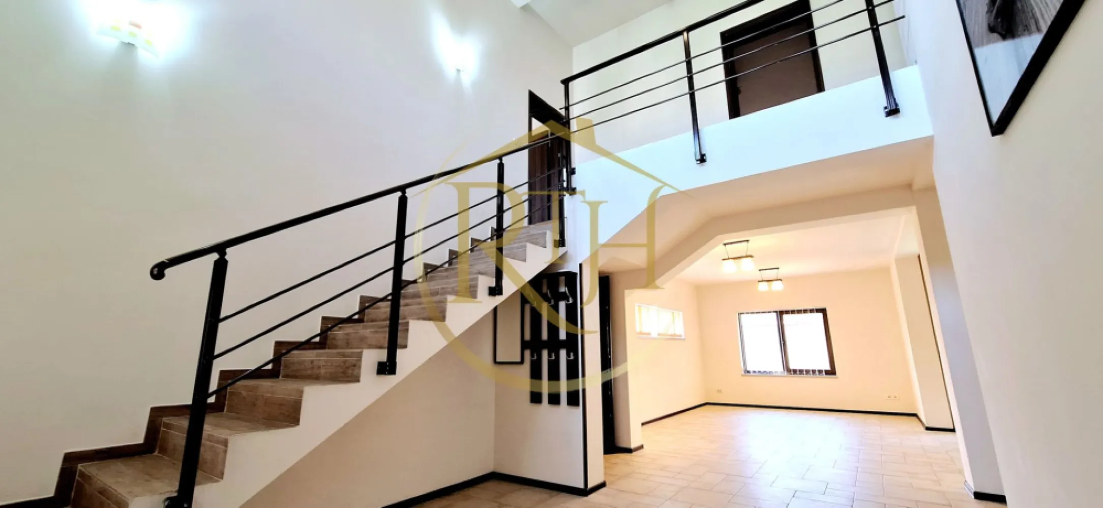 Oferim spre inchiriere, casa cu 4 camere pentru locuit sau birouri, Mehala - Oferim spre închiriere o casă individuală spațioasă, cu 4 camere, situată în Timișoara, în zona Mehala – o locație apreciată pentru liniște, accesibilitate și apropierea de puncte de interes importante. Proprietatea este amplasată foarte aproape de Bulevardul Cetății și strada Gheorghe Lazăr, având în imediata vecinătate supermarketuri, școli, grădinițe și mijloace de transport în comun.
Casa are un regim de înălțime Parter + Etaj și o suprafață utilă de 180 mp, oferind un spațiu generos, ideal atât pentru rezidență, cât și pentru activități de birou.
La parter, locuința dispune de un living amplu și luminos, cu ieșire directă în curtea din spate și acces către garaj, o bucătărie spațioasă complet mobilată și utilată (inclusiv mașină de spălat vase, frigider, aragaz, hotă) și o baie modernă cu cabină de duș.
Etajul găzduiește trei dormitoare mari, un dressing încăpător și o baie echipată cu cadă – ideale pentru o familie sau pentru compartimentarea unui spațiu de birouri.
Casa se închiriază fie complet mobilată, fie nemobilată, în funcție de preferințele viitorului chiriaș. Încălzirea se realizează prin centrală termică pe gaz. Curtea oferă intimitate și spațiu pentru relaxare, iar garajul asigură confort suplimentar pentru locatari.
Nu se acceptă animale de companie.
Vizionare Online : https://youtu.be/KdQEShRIFA4?feature=shared
Proprietate reprezentată în exclusivitate de RealTimHouse.ro – Un pas spre un loc doar al tău!
Preț chirie: 1300 euro/lună + garanție 1300 euro + comision agenție.
