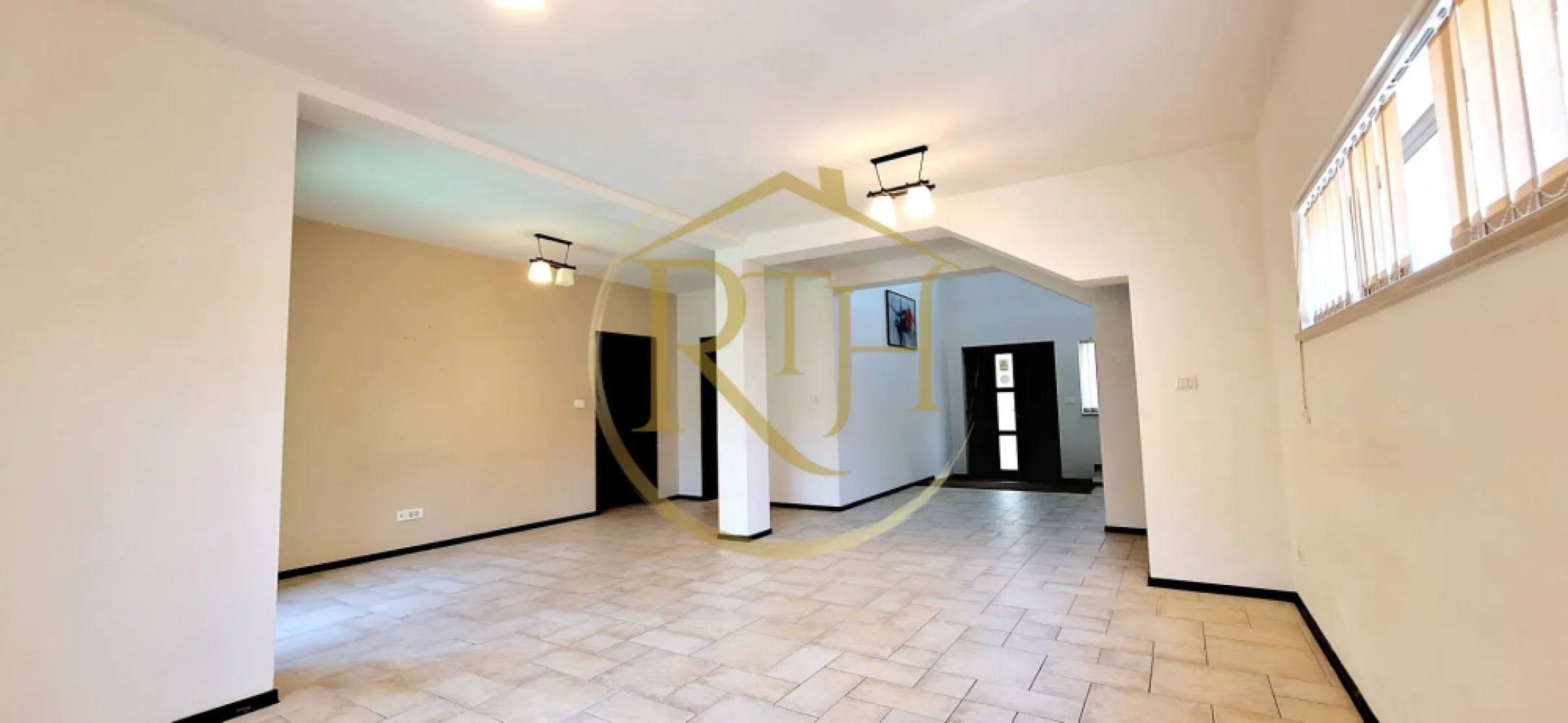 Oferim spre inchiriere, casa cu 4 camere pentru locuit sau birouri, Mehala - Oferim spre închiriere o casă individuală spațioasă, cu 4 camere, situată în Timișoara, în zona Mehala – o locație apreciată pentru liniște, accesibilitate și apropierea de puncte de interes importante. Proprietatea este amplasată foarte aproape de Bulevardul Cetății și strada Gheorghe Lazăr, având în imediata vecinătate supermarketuri, școli, grădinițe și mijloace de transport în comun.
Casa are un regim de înălțime Parter + Etaj și o suprafață utilă de 180 mp, oferind un spațiu generos, ideal atât pentru rezidență, cât și pentru activități de birou.
La parter, locuința dispune de un living amplu și luminos, cu ieșire directă în curtea din spate și acces către garaj, o bucătărie spațioasă complet mobilată și utilată (inclusiv mașină de spălat vase, frigider, aragaz, hotă) și o baie modernă cu cabină de duș.
Etajul găzduiește trei dormitoare mari, un dressing încăpător și o baie echipată cu cadă – ideale pentru o familie sau pentru compartimentarea unui spațiu de birouri.
Casa se închiriază fie complet mobilată, fie nemobilată, în funcție de preferințele viitorului chiriaș. Încălzirea se realizează prin centrală termică pe gaz. Curtea oferă intimitate și spațiu pentru relaxare, iar garajul asigură confort suplimentar pentru locatari.
Nu se acceptă animale de companie.
Vizionare Online : https://youtu.be/KdQEShRIFA4?feature=shared
Proprietate reprezentată în exclusivitate de RealTimHouse.ro – Un pas spre un loc doar al tău!
Preț chirie: 1300 euro/lună + garanție 1300 euro + comision agenție.