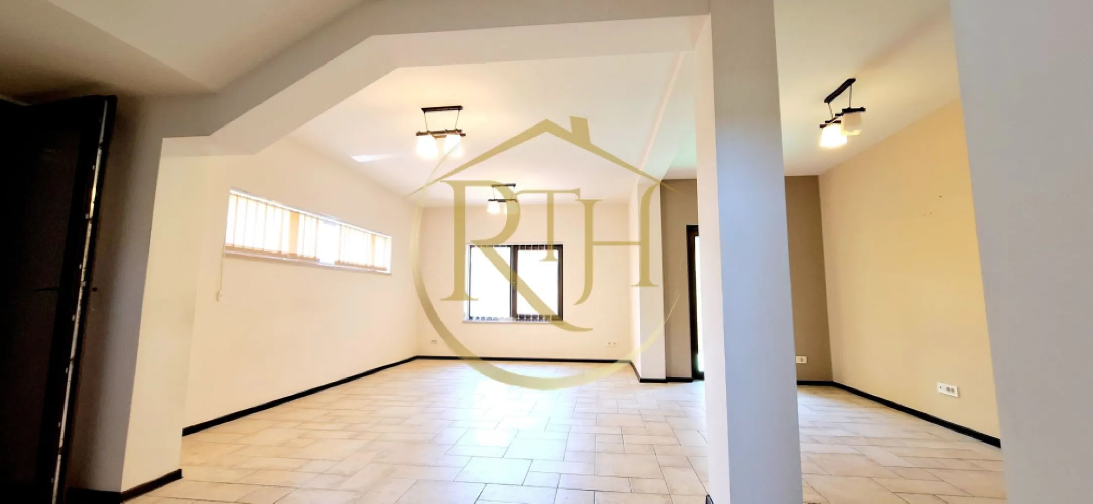 Oferim spre inchiriere, casa cu 4 camere pentru locuit sau birouri, Mehala - Oferim spre închiriere o casă individuală spațioasă, cu 4 camere, situată în Timișoara, în zona Mehala – o locație apreciată pentru liniște, accesibilitate și apropierea de puncte de interes importante. Proprietatea este amplasată foarte aproape de Bulevardul Cetății și strada Gheorghe Lazăr, având în imediata vecinătate supermarketuri, școli, grădinițe și mijloace de transport în comun.
Casa are un regim de înălțime Parter + Etaj și o suprafață utilă de 180 mp, oferind un spațiu generos, ideal atât pentru rezidență, cât și pentru activități de birou.
La parter, locuința dispune de un living amplu și luminos, cu ieșire directă în curtea din spate și acces către garaj, o bucătărie spațioasă complet mobilată și utilată (inclusiv mașină de spălat vase, frigider, aragaz, hotă) și o baie modernă cu cabină de duș.
Etajul găzduiește trei dormitoare mari, un dressing încăpător și o baie echipată cu cadă – ideale pentru o familie sau pentru compartimentarea unui spațiu de birouri.
Casa se închiriază fie complet mobilată, fie nemobilată, în funcție de preferințele viitorului chiriaș. Încălzirea se realizează prin centrală termică pe gaz. Curtea oferă intimitate și spațiu pentru relaxare, iar garajul asigură confort suplimentar pentru locatari.
Nu se acceptă animale de companie.
Vizionare Online : https://youtu.be/KdQEShRIFA4?feature=shared
Proprietate reprezentată în exclusivitate de RealTimHouse.ro – Un pas spre un loc doar al tău!
Preț chirie: 1300 euro/lună + garanție 1300 euro + comision agenție.