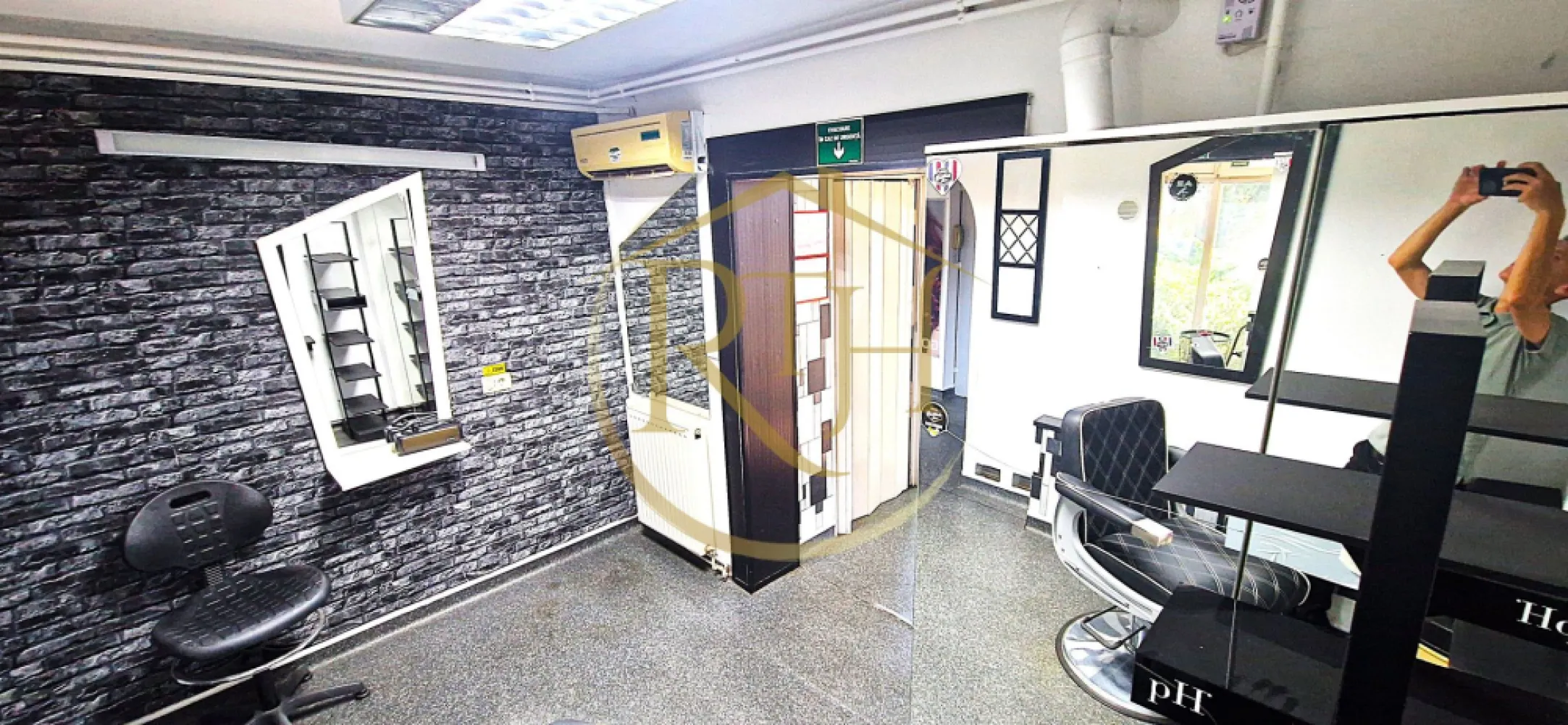 Oferim spre vanzare afacere la cheie,salon infrumusetare si masaj - :

💎 AFACERE LA CHEIE – SALON DE ÎNFRUMUSEȚARE COMPLET MOBILAT ȘI FUNCȚIONAL

📍 ZONA DE NORD – LOCAȚIE PREMIUM CU POTENȚIAL RIDICAT

✅ COMISION 0% pentru cumpărător – Cumpără direct, fără costuri suplimentare!
✅ Investiție solidă cu recuperare în 7–8 ani

Un salon de înfrumusețare modern, complet operațional, cu chiriași activi și venit pasiv imediat – o oportunitate perfectă pentru investitori sau antreprenori care doresc să preia o afacere funcțională, într-o zonă cu cerere ridicată și vizibilitate excelentă.

🧭 COMPARTIMENTARE EFICIENTĂ ȘI FUNCȚIONALĂ

4 camere dedicate pentru servicii de coafură, frizerie, cosmetică, masaj, manichiură/pedichiură
Zonă separată cu 2 spălătoare profesionale
2 băi complet utilate
Recepție + zonă de așteptare
Toate spațiile sunt amenajate cu grijă pentru a permite desfășurarea simultană a mai multor activități, în cele mai bune condiții.

🧰 DOTĂRI PREMIUM – INCLUSE ÎN PREȚ
🔧 Salonul se vinde complet mobilat și utilat, exact cum funcționează azi:

4 posturi de coafură
2 posturi de frizerie
3 posturi de manichiură/pedichiură
Cameră pentru cosmetică și masaj
2 spălătoare profesionale
2 aparate de aer condiționat
Mobilier complet (scaune, oglinzi, mese, recepție, dulapuri etc.)

🧼 Finisaje și infrastructură de top:

Pardoseală Tarkett – antibacteriană, ignifugă
Iluminat LED eficient energetic
Curent trifazic – perfect pentru echipamente profesionale
Pereti lavabili, finisaje conforme normelor de igienă

💼 O INVESTIȚIE CU RENTABILITATE SIGURĂ
✔️ Salonul este închiriat integral – ai chiriași stabili și venituri din prima lună
✔️ Investiția de 230.000 € se recuperează în 7–8 ani
✔️ Posibilitate de ajustare a chiriilor în funcție de piață
✔️ Fără costuri suplimentare – afacerea este complet funcțională
✔️ Locație cu cerere constantă pentru servicii de beauty

📍 LOCAȚIE STRATEGICĂ – ZONA DE NORD
🔹 Una dintre cele mai active și în dezvoltare zone comerciale ale orașului
🔹 Acces facil la transport, clienți din centre rezidențiale și de birouri
🔹 Vad pietonal permanent
🔹 Clienți fideli, cu venituri peste medie
🔹 Poziționare ideală pentru servicii de înfrumusețare și wellness

🎯 POTRIVIT PENTRU:
✅ Investitori în căutare de venituri pasive cu risc scăzut
✅ Antreprenori care vor o afacere complet echipată
✅ Specialiști în beauty care vor să preia un spațiu premium
✅ Francize sau branduri care doresc o locație consacrată

Pret: 230000 euro -usor negociabil

📞 CONTACT & VIZIONARE
📲 Pentru mai multe detalii sau pentru a programa o vizionare, contactează-ne!
🗂️ Situația financiară și a contractelor de închiriere se oferă la cerere.

🔷 Această proprietate este reprezentată de RealTimHouse.ro
Un pas spre un loc doar al tău!