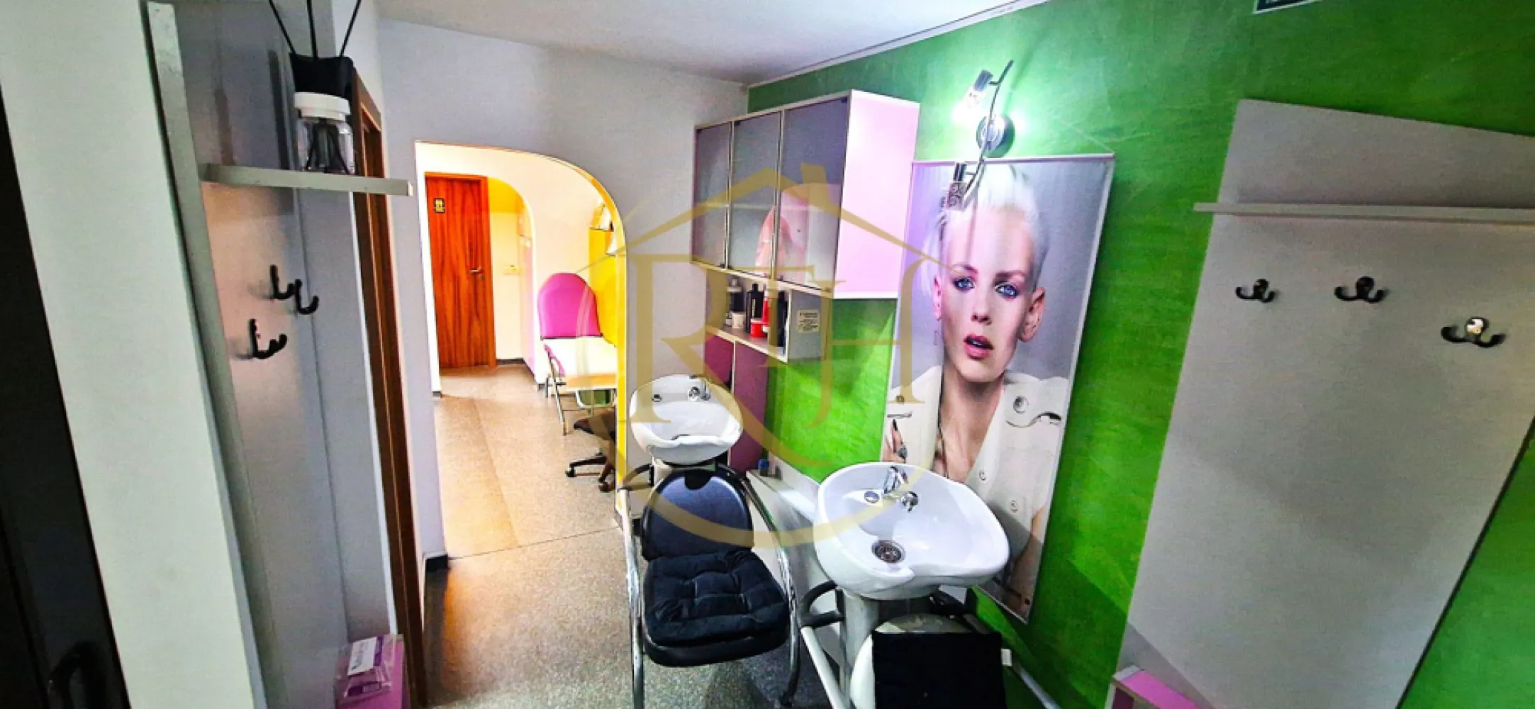 Oferim spre vanzare afacere la cheie,salon infrumusetare si masaj - :

💎 AFACERE LA CHEIE – SALON DE ÎNFRUMUSEȚARE COMPLET MOBILAT ȘI FUNCȚIONAL

📍 ZONA DE NORD – LOCAȚIE PREMIUM CU POTENȚIAL RIDICAT

✅ COMISION 0% pentru cumpărător – Cumpără direct, fără costuri suplimentare!
✅ Investiție solidă cu recuperare în 7–8 ani

Un salon de înfrumusețare modern, complet operațional, cu chiriași activi și venit pasiv imediat – o oportunitate perfectă pentru investitori sau antreprenori care doresc să preia o afacere funcțională, într-o zonă cu cerere ridicată și vizibilitate excelentă.

🧭 COMPARTIMENTARE EFICIENTĂ ȘI FUNCȚIONALĂ

4 camere dedicate pentru servicii de coafură, frizerie, cosmetică, masaj, manichiură/pedichiură
Zonă separată cu 2 spălătoare profesionale
2 băi complet utilate
Recepție + zonă de așteptare
Toate spațiile sunt amenajate cu grijă pentru a permite desfășurarea simultană a mai multor activități, în cele mai bune condiții.

🧰 DOTĂRI PREMIUM – INCLUSE ÎN PREȚ
🔧 Salonul se vinde complet mobilat și utilat, exact cum funcționează azi:

4 posturi de coafură
2 posturi de frizerie
3 posturi de manichiură/pedichiură
Cameră pentru cosmetică și masaj
2 spălătoare profesionale
2 aparate de aer condiționat
Mobilier complet (scaune, oglinzi, mese, recepție, dulapuri etc.)

🧼 Finisaje și infrastructură de top:

Pardoseală Tarkett – antibacteriană, ignifugă
Iluminat LED eficient energetic
Curent trifazic – perfect pentru echipamente profesionale
Pereti lavabili, finisaje conforme normelor de igienă

💼 O INVESTIȚIE CU RENTABILITATE SIGURĂ
✔️ Salonul este închiriat integral – ai chiriași stabili și venituri din prima lună
✔️ Investiția de 230.000 € se recuperează în 7–8 ani
✔️ Posibilitate de ajustare a chiriilor în funcție de piață
✔️ Fără costuri suplimentare – afacerea este complet funcțională
✔️ Locație cu cerere constantă pentru servicii de beauty

📍 LOCAȚIE STRATEGICĂ – ZONA DE NORD
🔹 Una dintre cele mai active și în dezvoltare zone comerciale ale orașului
🔹 Acces facil la transport, clienți din centre rezidențiale și de birouri
🔹 Vad pietonal permanent
🔹 Clienți fideli, cu venituri peste medie
🔹 Poziționare ideală pentru servicii de înfrumusețare și wellness

🎯 POTRIVIT PENTRU:
✅ Investitori în căutare de venituri pasive cu risc scăzut
✅ Antreprenori care vor o afacere complet echipată
✅ Specialiști în beauty care vor să preia un spațiu premium
✅ Francize sau branduri care doresc o locație consacrată

Pret: 230000 euro -usor negociabil

📞 CONTACT & VIZIONARE
📲 Pentru mai multe detalii sau pentru a programa o vizionare, contactează-ne!
🗂️ Situația financiară și a contractelor de închiriere se oferă la cerere.

🔷 Această proprietate este reprezentată de RealTimHouse.ro
Un pas spre un loc doar al tău!