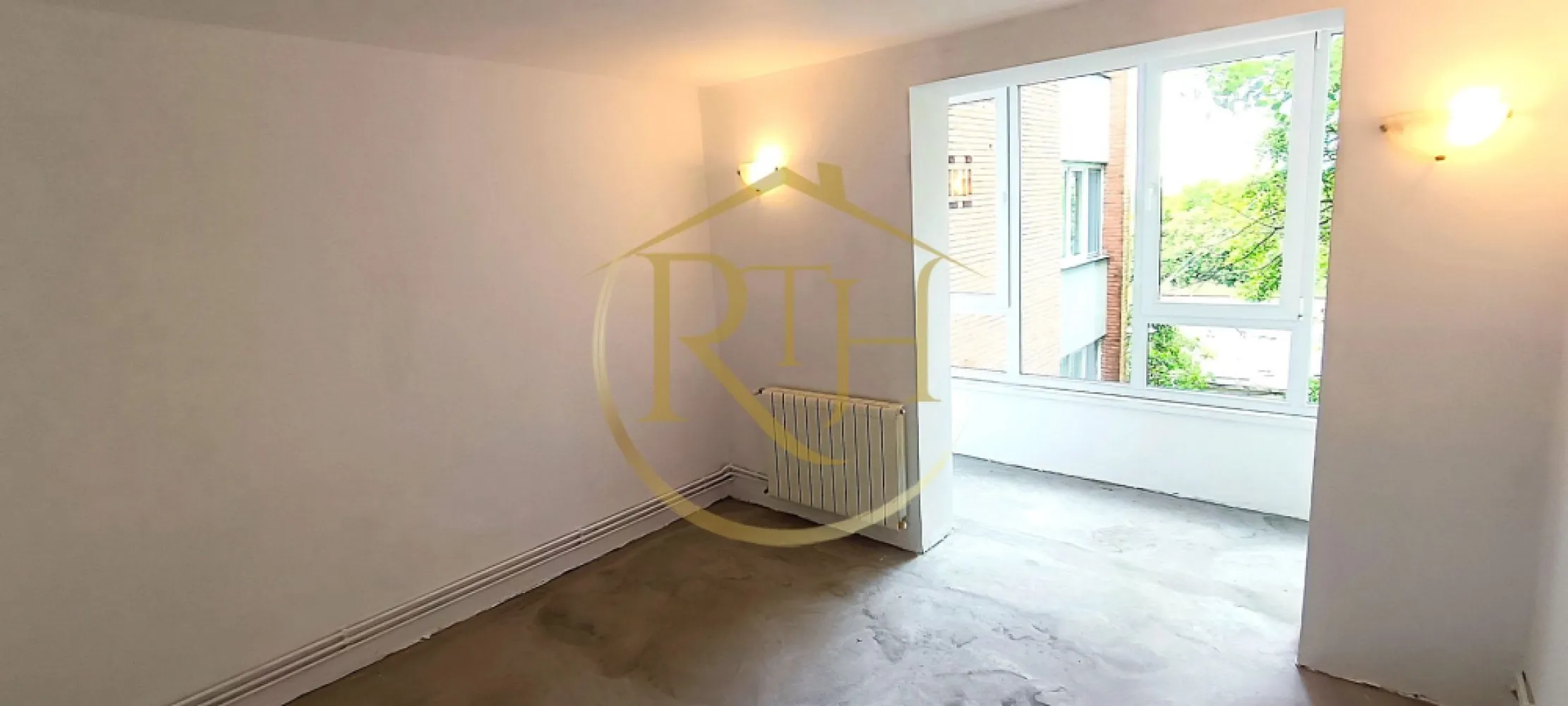 De vanzare apartament 2 camere zona centrala, comision ,,0" - Oferim spre vânzare apartament cu 2 camere, semidecomandat, zona Tipografilor-Timisoara

Zonă cu multă verdeață, ideal pentru persoanele care caută liniște, aer curat și un mediu relaxant, departe de agitația urbană. Perfect pentru familii cu copii, persoane în vârstă sau oricine apreciază natura și plimbările în aer liber.

Locuința are o suprafață totala de 53 mp și dispune de un balcon închis, ideal pentru relaxare sau spațiu de depozitare.

Caracteristici principale:

Vedere pe două părți ale blocului – lumină naturală pe tot parcursul zilei
Bloc solid, izolat natural, între blocuri – temperaturi echilibrate pe tot parcursul anului
Centrală termică proprie – eficiență și confort termic ridicat
Instalație electrică nouă
Geamuri termopan
Apartamentul este recent zugrăvit
Instalație de climatizare în fiecare cameră, montată prin pereți (fără cabluri la vedere)

Vecinătăți și puncte de interes: 

Facultatea de Medicină și Farmacie 
Piața Unirii, Zona Cetate 
Iulius Mall
Școală și grădiniță în apropiere
Gara Mică
Poliția Rutieră
Piața Badea Cârțan
 

Apartamentul este ideal atât pentru locuit, cât și pentru investiție (închiriere), datorită poziționării excelente în apropierea centrului orașului și a principalelor puncte de interes.

Proprietate repezentata de RealTimHouse.ro . Un pas spre un loc doar al tău!
