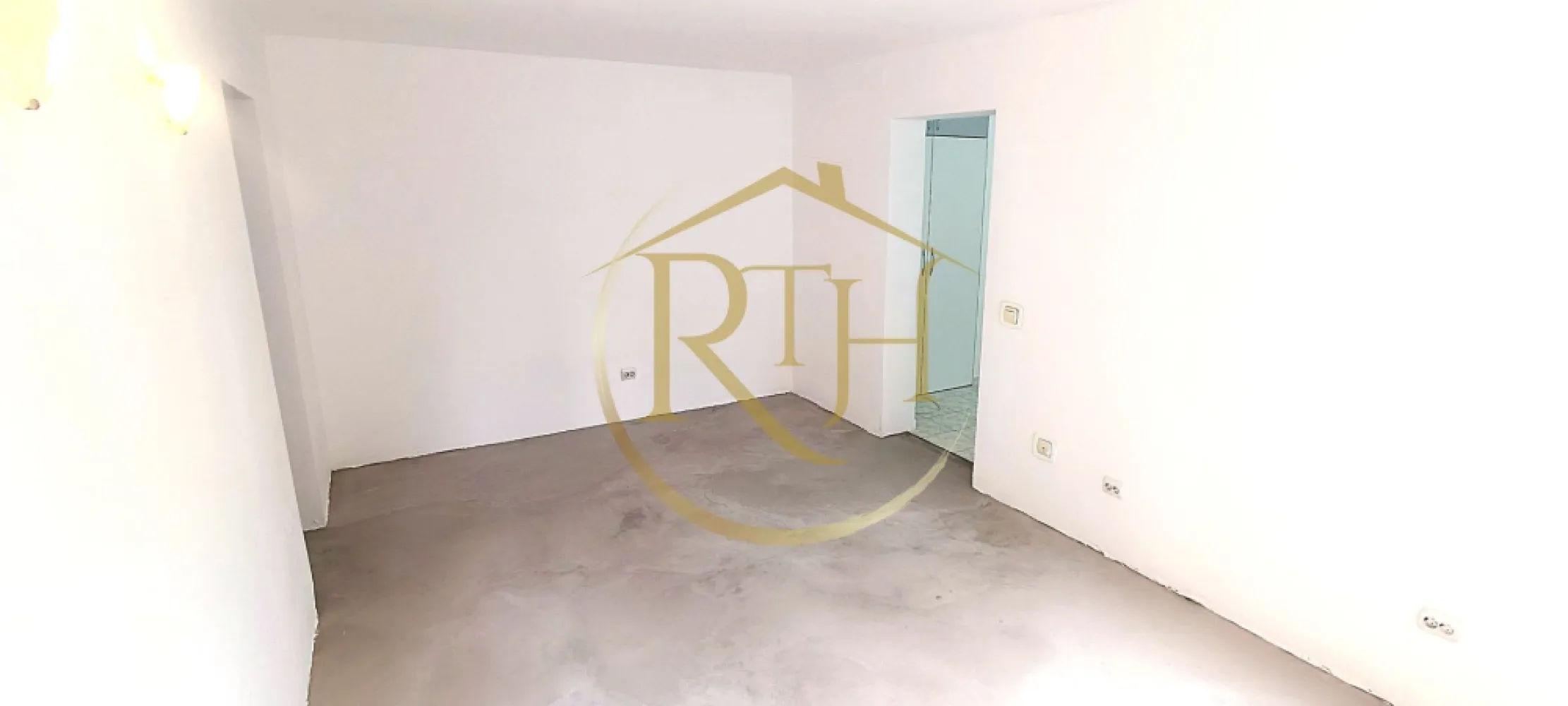 De vanzare apartament 2 camere zona centrala, comision ,,0" - Oferim spre vânzare apartament cu 2 camere, semidecomandat, zona Tipografilor-Timisoara

Zonă cu multă verdeață, ideal pentru persoanele care caută liniște, aer curat și un mediu relaxant, departe de agitația urbană. Perfect pentru familii cu copii, persoane în vârstă sau oricine apreciază natura și plimbările în aer liber.

Locuința are o suprafață totala de 53 mp și dispune de un balcon închis, ideal pentru relaxare sau spațiu de depozitare.

Caracteristici principale:

Vedere pe două părți ale blocului – lumină naturală pe tot parcursul zilei
Bloc solid, izolat natural, între blocuri – temperaturi echilibrate pe tot parcursul anului
Centrală termică proprie – eficiență și confort termic ridicat
Instalație electrică nouă
Geamuri termopan
Apartamentul este recent zugrăvit
Instalație de climatizare în fiecare cameră, montată prin pereți (fără cabluri la vedere)

Vecinătăți și puncte de interes: 

Facultatea de Medicină și Farmacie 
Piața Unirii, Zona Cetate 
Iulius Mall
Școală și grădiniță în apropiere
Gara Mică
Poliția Rutieră
Piața Badea Cârțan
 

Apartamentul este ideal atât pentru locuit, cât și pentru investiție (închiriere), datorită poziționării excelente în apropierea centrului orașului și a principalelor puncte de interes.

Proprietate repezentata de RealTimHouse.ro . Un pas spre un loc doar al tău!