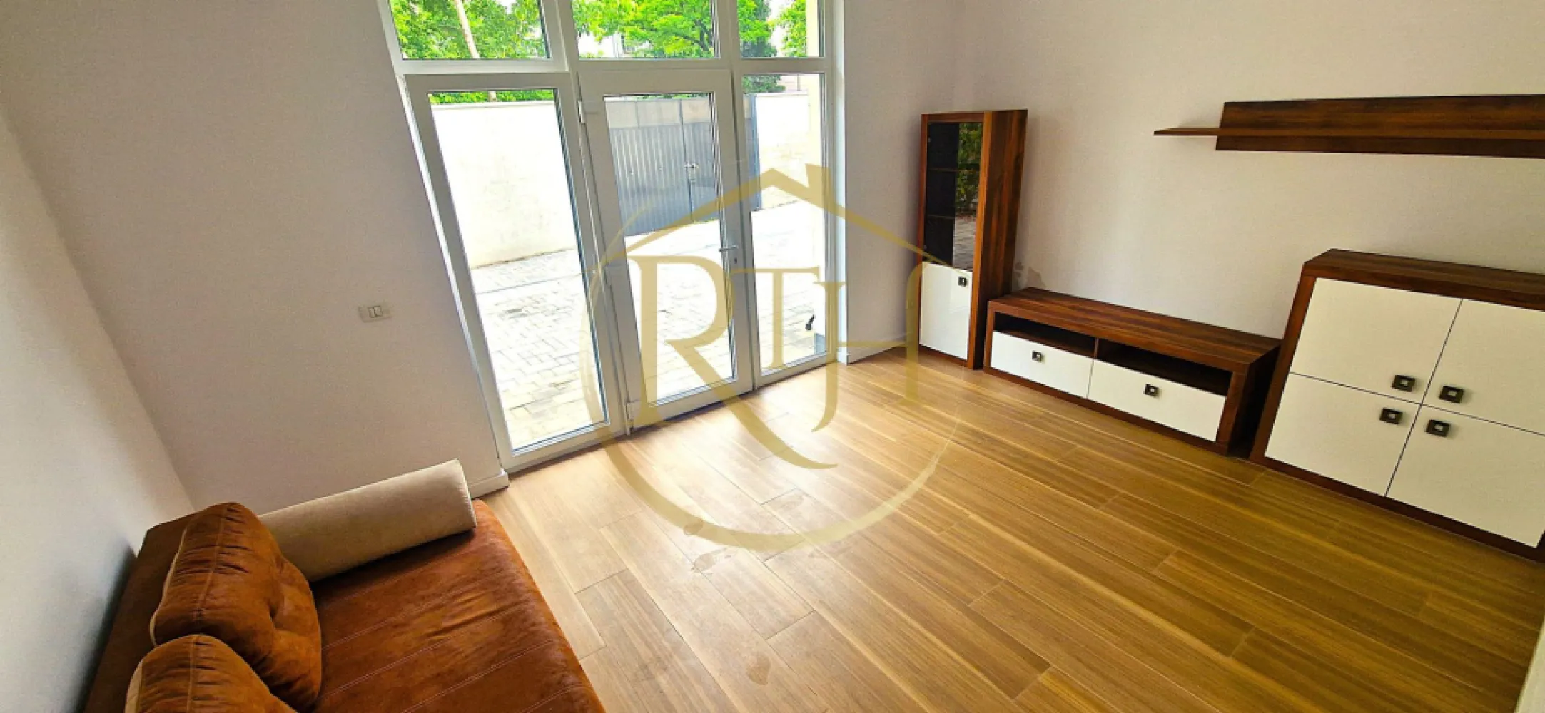 Apartament (SAD) de închiriat–ideal pentru activități comerciale sau locuință. - Ideal pentru locuinta, birouri sau activitati comerciale

📍 Locatie strategica – in inima Timisoarei, intr-o zona ultracentrala cu vizibilitate excelenta si acces rapid la transport, servicii, magazine si centre comerciale.

Detalii proprietate:
Suprafata utila: 85 mp

Tip imobil: Triplex recent construit, bine intretinut

Compartimentare moderna si functionala:

Parter: Living generos, bucatarie complet utilata, baie moderna, hol

Etaj: Doua camere luminoase, baie complet echipata

Dotari si facilitati:

Centrala proprie pe gaz

Aer conditionat in toate camerele

Terasa neacoperita – perfecta pentru relaxare sau amenajare personalizata

Partial mobilat si complet utilat – mutare imediata

Ideal pentru:
Locuinta moderna si confortabila

Birouri (freelanceri, start-up-uri, consultanta)

Salon de infrumusetare / SPA / servicii wellness

Cabinete / activitati comerciale permise de legislatia locala

Facilitati in apropiere:
🛍️ Supermarketuri: Lidl, Profi, Kaufland, Mega Image
🚍 Transport public: statii la doar cateva minute
🏥 Servicii medicale: Spitalul de Copii, Spitalul Municipal, clinici private
🎓 Educatie: gradinite, scoli si licee in zona
🛒 Centre comerciale: Iulius Mall, Piata 700, Piata Mehala
💪 Sport & relaxare: Gym One, parcuri si zone verzi
🏦 Servicii financiare: banci, centre de afaceri si consultanta

Preturi si optiuni flexibile:
1100 EUR/luna + garantie + comision agentie

Disponibil imediat

Posibilitate de inchiriere a intregului triplex – pret negociabil in functie de durata si destinatie

📞 Contacteaza-ne pentru vizionare si detalii suplimentare!
Reprezentat exclusiv de RealTimHouse.ro – un pas spre un loc doar al tau!