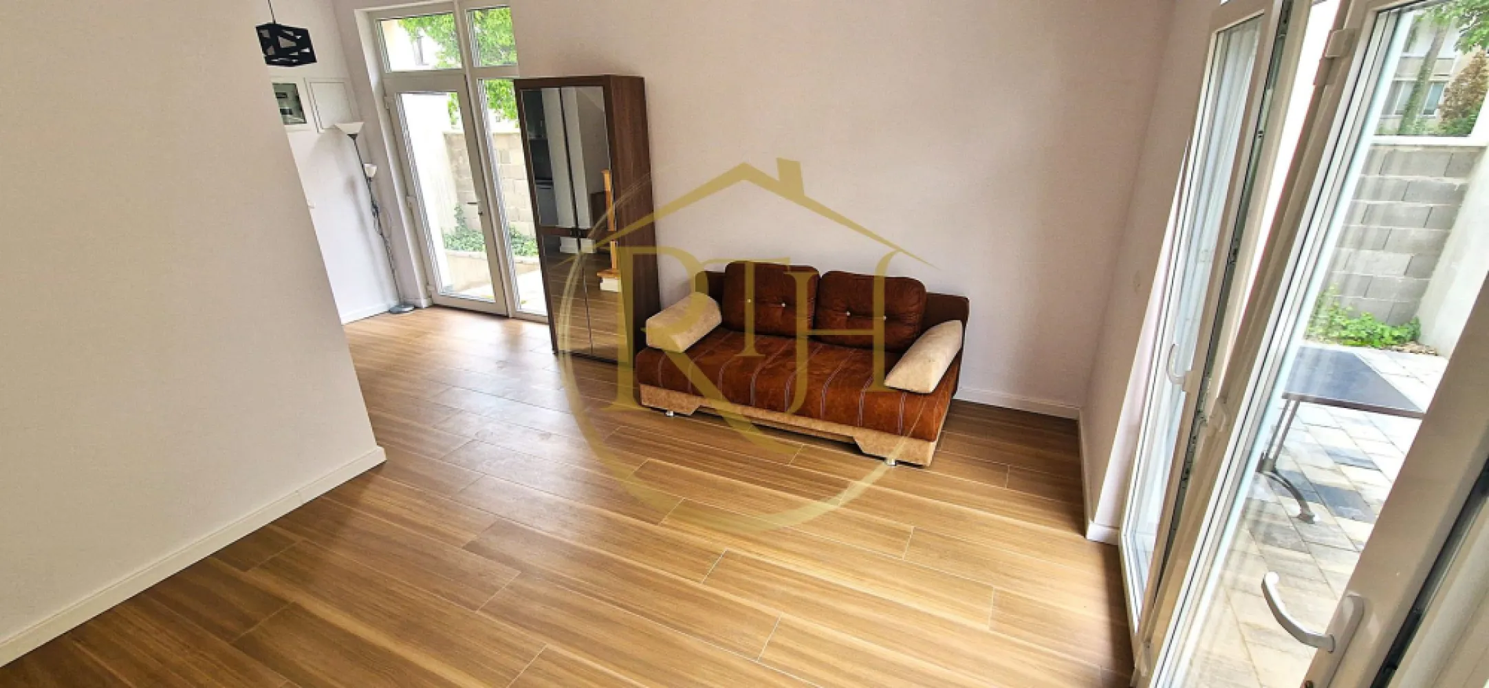 Apartament (SAD) de închiriat–ideal pentru activități comerciale sau locuință. - Ideal pentru locuinta, birouri sau activitati comerciale

📍 Locatie strategica – in inima Timisoarei, intr-o zona ultracentrala cu vizibilitate excelenta si acces rapid la transport, servicii, magazine si centre comerciale.

Detalii proprietate:
Suprafata utila: 85 mp

Tip imobil: Triplex recent construit, bine intretinut

Compartimentare moderna si functionala:

Parter: Living generos, bucatarie complet utilata, baie moderna, hol

Etaj: Doua camere luminoase, baie complet echipata

Dotari si facilitati:

Centrala proprie pe gaz

Aer conditionat in toate camerele

Terasa neacoperita – perfecta pentru relaxare sau amenajare personalizata

Partial mobilat si complet utilat – mutare imediata

Ideal pentru:
Locuinta moderna si confortabila

Birouri (freelanceri, start-up-uri, consultanta)

Salon de infrumusetare / SPA / servicii wellness

Cabinete / activitati comerciale permise de legislatia locala

Facilitati in apropiere:
🛍️ Supermarketuri: Lidl, Profi, Kaufland, Mega Image
🚍 Transport public: statii la doar cateva minute
🏥 Servicii medicale: Spitalul de Copii, Spitalul Municipal, clinici private
🎓 Educatie: gradinite, scoli si licee in zona
🛒 Centre comerciale: Iulius Mall, Piata 700, Piata Mehala
💪 Sport & relaxare: Gym One, parcuri si zone verzi
🏦 Servicii financiare: banci, centre de afaceri si consultanta

Preturi si optiuni flexibile:
1100 EUR/luna + garantie + comision agentie

Disponibil imediat

Posibilitate de inchiriere a intregului triplex – pret negociabil in functie de durata si destinatie

📞 Contacteaza-ne pentru vizionare si detalii suplimentare!
Reprezentat exclusiv de RealTimHouse.ro – un pas spre un loc doar al tau!