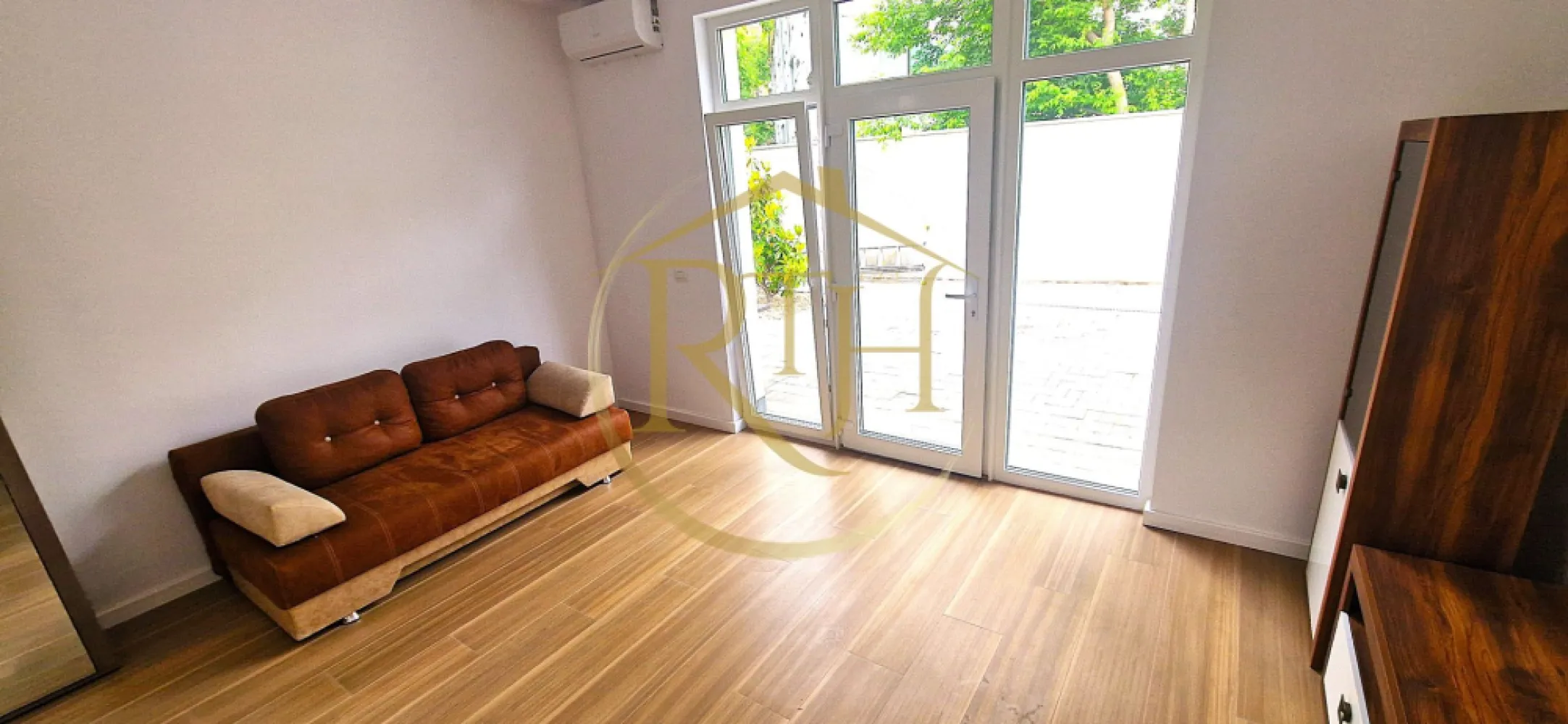 Apartament (SAD) de închiriat–ideal pentru activități comerciale sau locuință. - Ideal pentru locuinta, birouri sau activitati comerciale

📍 Locatie strategica – in inima Timisoarei, intr-o zona ultracentrala cu vizibilitate excelenta si acces rapid la transport, servicii, magazine si centre comerciale.

Detalii proprietate:
Suprafata utila: 85 mp

Tip imobil: Triplex recent construit, bine intretinut

Compartimentare moderna si functionala:

Parter: Living generos, bucatarie complet utilata, baie moderna, hol

Etaj: Doua camere luminoase, baie complet echipata

Dotari si facilitati:

Centrala proprie pe gaz

Aer conditionat in toate camerele

Terasa neacoperita – perfecta pentru relaxare sau amenajare personalizata

Partial mobilat si complet utilat – mutare imediata

Ideal pentru:
Locuinta moderna si confortabila

Birouri (freelanceri, start-up-uri, consultanta)

Salon de infrumusetare / SPA / servicii wellness

Cabinete / activitati comerciale permise de legislatia locala

Facilitati in apropiere:
🛍️ Supermarketuri: Lidl, Profi, Kaufland, Mega Image
🚍 Transport public: statii la doar cateva minute
🏥 Servicii medicale: Spitalul de Copii, Spitalul Municipal, clinici private
🎓 Educatie: gradinite, scoli si licee in zona
🛒 Centre comerciale: Iulius Mall, Piata 700, Piata Mehala
💪 Sport & relaxare: Gym One, parcuri si zone verzi
🏦 Servicii financiare: banci, centre de afaceri si consultanta

Preturi si optiuni flexibile:
1100 EUR/luna + garantie + comision agentie

Disponibil imediat

Posibilitate de inchiriere a intregului triplex – pret negociabil in functie de durata si destinatie

📞 Contacteaza-ne pentru vizionare si detalii suplimentare!
Reprezentat exclusiv de RealTimHouse.ro – un pas spre un loc doar al tau!