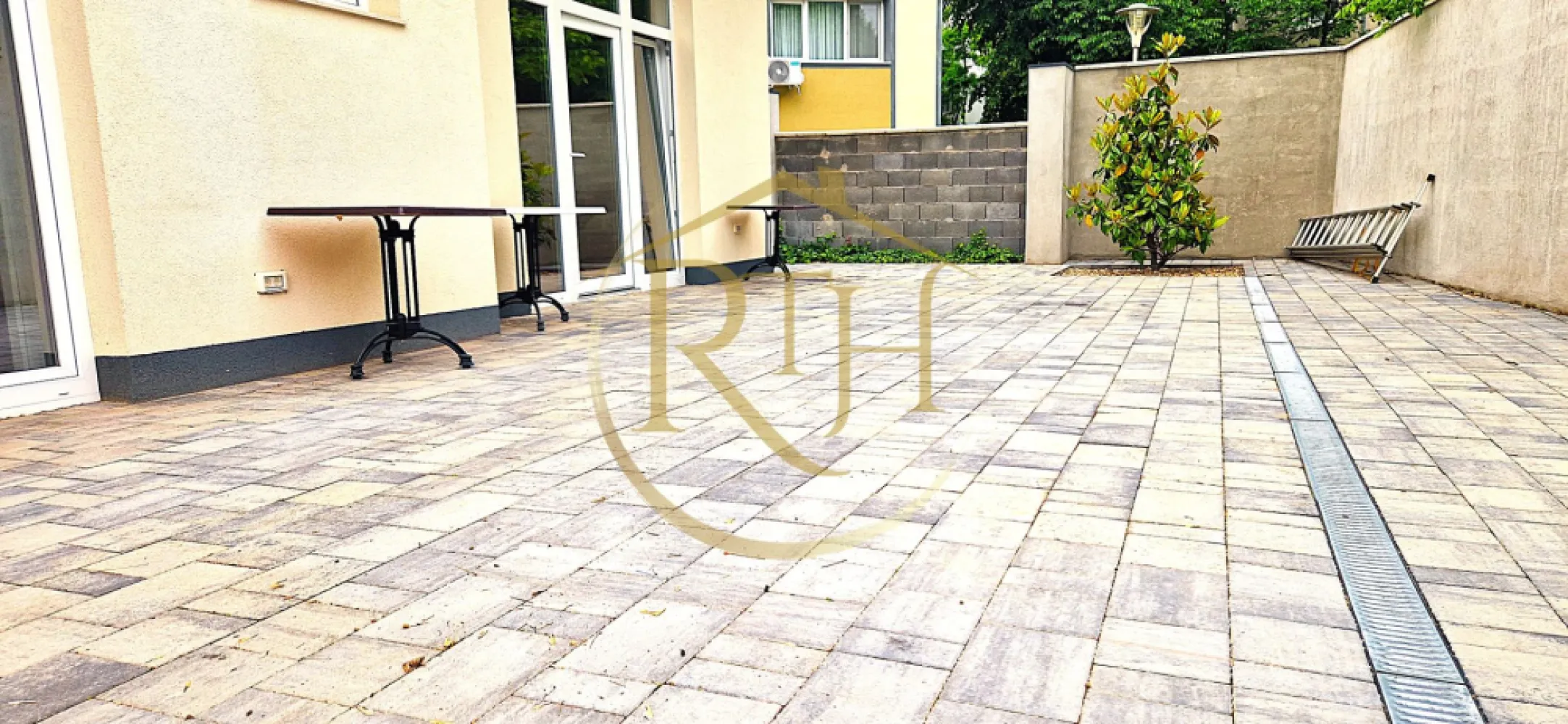 Apartament (SAD) de închiriat–ideal pentru activități comerciale sau locuință.