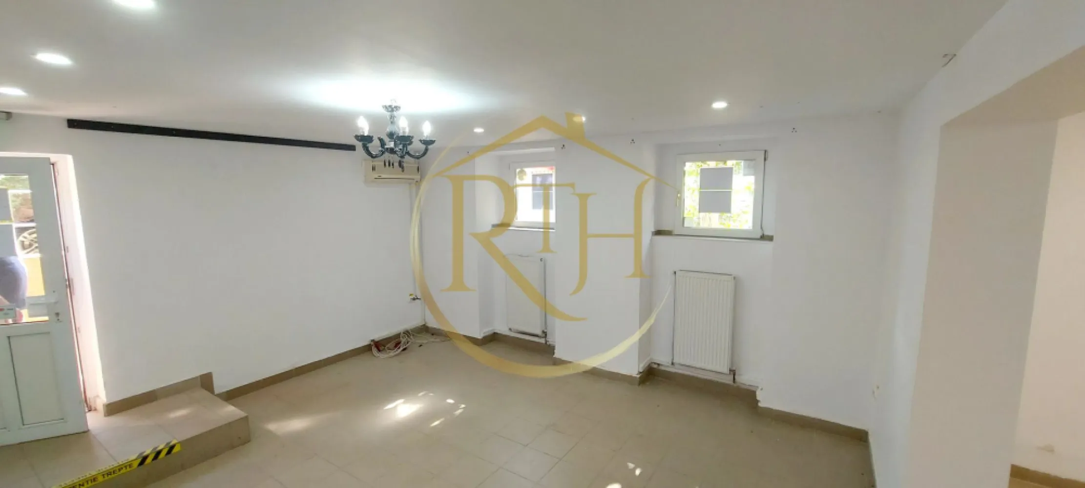 Închiriere spațiu comercial – Zona Centrală – 77 mp - Spatiu de inchiriat, zona centrala, fost salon de cosmetică & coafură – ideal pentru diverse activități (beauty, birouri, cabinet, studio, showroom etc.)

Actele sunt toate la zi pentru obtinerea de avize necesare activitatii desfasurate.

Detalii spațiu:
Suprafață: 77 mp, organizat în 4 încăperi + grup sanitar + spațiu de depozitare

Facilități: Acces la terasă și loc de parcare în fața garajului clădirii

Confort: Centrală proprie și 2 aparate de aer condiționat, asigurând un climat optim pe toată suprafața

Stare: Spațiul este nemobilat și se poate personaliza în funcție de necesități; 
Beneficii suplimentare – Locație premium:

Acces rapid & vizibilitate: Situat în inima orașului, cu acces facil la mijloacele de transport și arterele principale

Vecinătăți esențiale pentru afacerea ta:

Shopping & divertisment: Iulius Mall, Piața Unirii, Piața 700, Kaufland, Lidl
Instituții & servicii: Registrul Comerțului, Direcția Finanțelor, Tribunal
Alte facilități: McDonald’s, Spitalul de copii, Spitalul Militar, Cilinca de Oftalmologie, Sală de fitness
Educație: Liceu și Școală generală
Zone verzi & clădiri de afaceri: Parcul Botanic, City Business Center

Avantaje adiționale:
Expunere maximă: Zona centrală garantează un flux constant de clienți și o vizibilitate excelentă pentru afacerea ta

Flexibilitate: Spațiul poate fi adaptat rapid pentru diverse tipuri de activități, oferind posibilitatea de personalizare în funcție de brand și nevoi specifice.

Pret: 750 euro chirie, 750 euro garantie plus comision garantie.

Proprietate reprezentata de RealTimHouse.ro . Un pas spre un loc doar al tau !