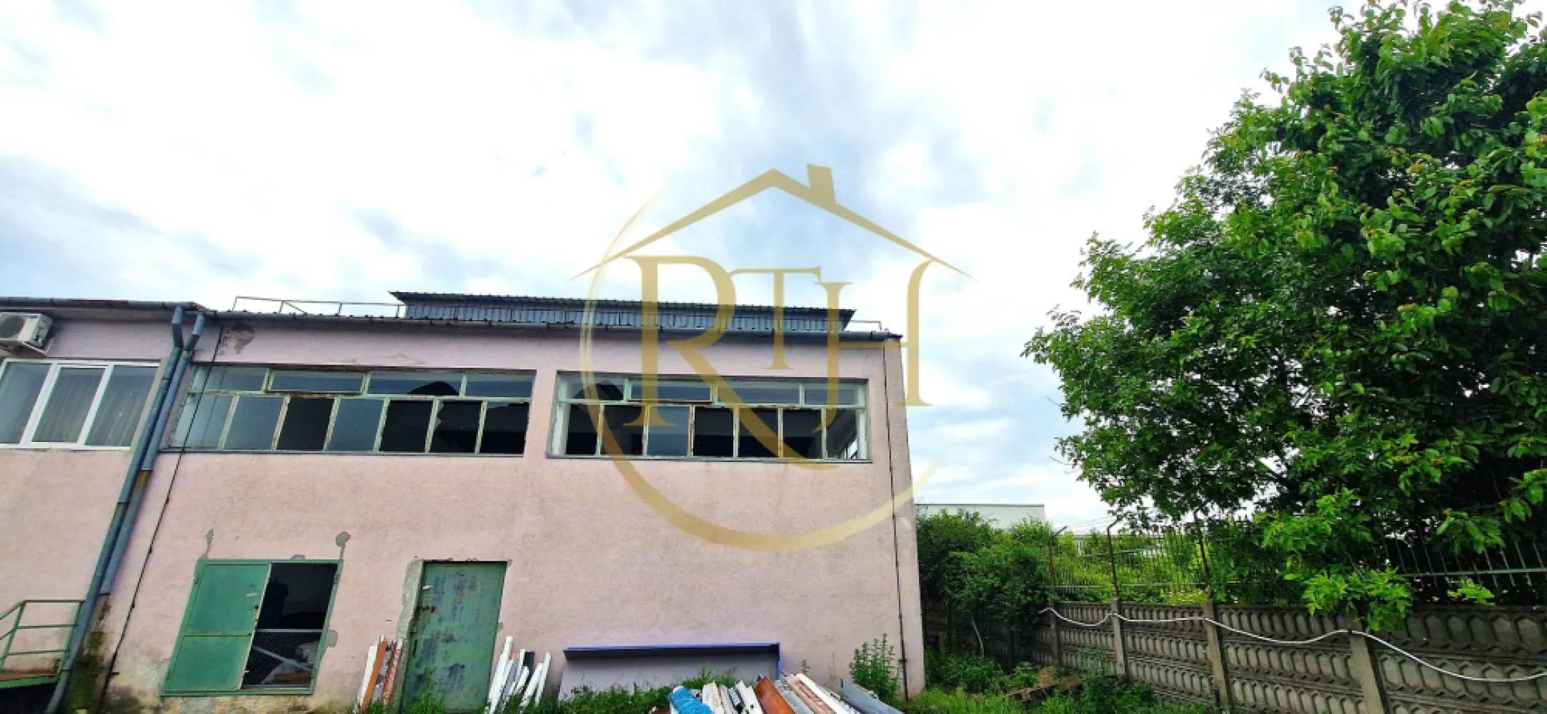 Cladiri si teren de închiriat zona industriala pentru orice tip de activitate. - Se oferă spre închiriere un ansamblu de clădiri cu teren aferent, situat în Timișoara, zona Calea Șagului – zonă industrială. Spațiile sunt versatile și potrivite pentru o gamă largă de activități: comerciale, logistice, industriale, servicii sau chiar reconversie în locuințe.

✔️ Suprafețe construite la sol între 116 mp și 408 mp
✔️ Înălțimi variabile – de la Parter până la P+6 Etaje
✔️ Teren inclus pentru activități conexe sau logistică
✔️ Acces facil pentru autovehicule și transport greu (TIR)
✔️ Poziționare strategică – zonă industrială, Calea Șagului, Timișoara
✔️ Prețuri de închiriere începând de la 3 euro/mp, în funcție de dotările existente, adaptările necesare și eventualele investiții pentru pregătirea spațiilor conform cerințelor specifice fiecărei activități

Clădirile sunt complet adaptabile și pot fi amenajate pentru multiple destinații: depozite, hale de producție, birouri, ateliere sau spații rezidențiale. Flexibilitatea ridicată a construcțiilor permite amenajări rapide, cu sprijin din partea proprietarului, astfel încât afacerea dumneavoastră să poată deveni funcțională într-un timp minim.

Reprezentat de RealTimHouse.ro – un pas spre un loc doar al tău!
Alege o soluție care îți oferă libertate, flexibilitate și sprijin real în dezvoltarea afacerii tale.
