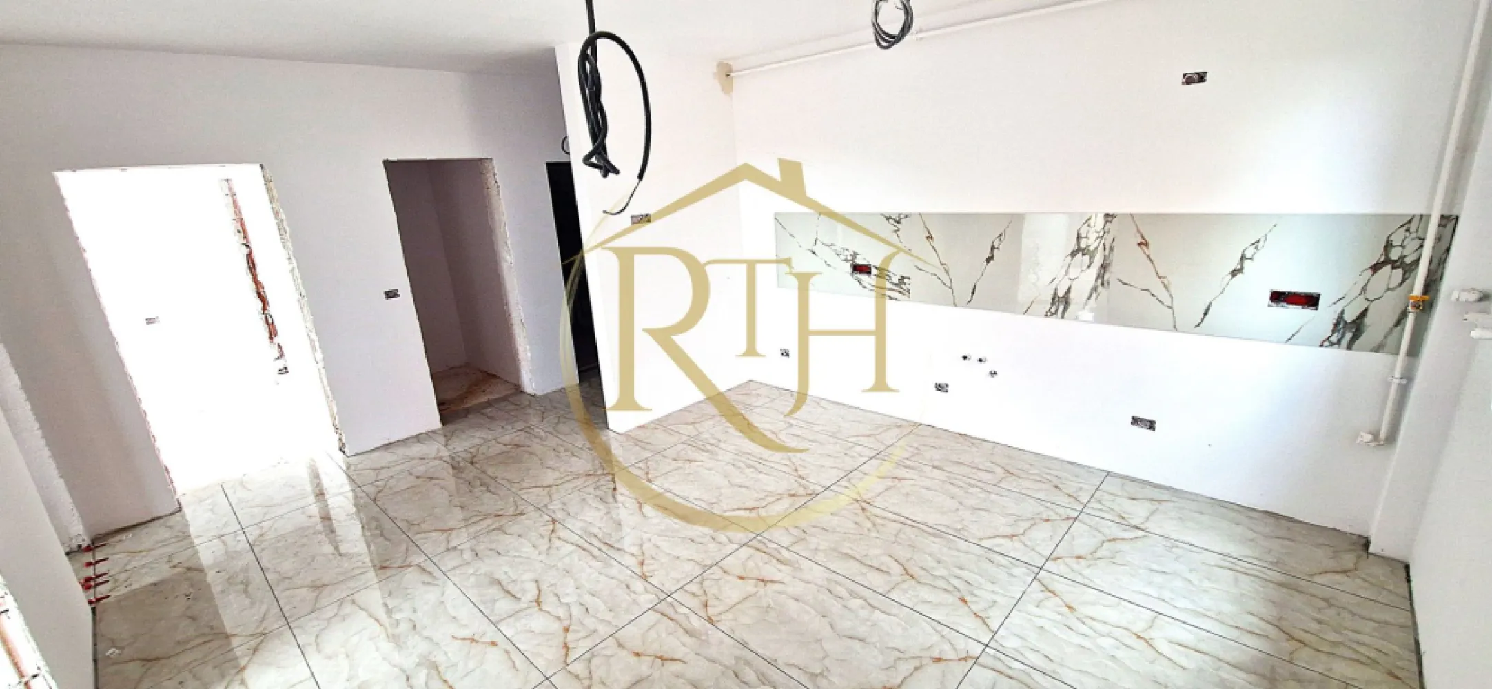 Vand apartamente noi cu 3 camere in Giroc preturi de la 85000. - Descopera noul tau camin in inima Girocului – un apartament modern cu 3 camere, gandit pentru confortul tau si al familiei tale. Situat intr-un complex rezidential nou, intr-o zona in plina dezvoltare, acest apartament iti ofera spatiul si linistea de care ai nevoie.

📍 Locatie premium:

In cel mai nou cartier rezidential din Giroc, cu acces facil catre Timisoara
Aproape de parcuri, supermarketuri, scoli si mijloace de transport in comun
Infrastructura complet modernizata: strazi asfaltate, iluminat stradal

🏠 Compartimentare practica si luminoasa:

Suprafata utila: 53–54 mp, ideala pentru o familie tanara sau un cuplu modern
2 dormitoare spatioase – perfecte pentru odihna, birou sau camera pentru copil
Living open space cu bucatarie – spatiu deschis, aerisit si modern
Baie complet utilata, cu finisaje de calitate
Hol de acces cu spatiu de depozitare

🔧 Detalii tehnice care fac diferenta:

Constructie din caramida Porotherm – rezistenta si durabila
Izolatie termica exterioara + geamuri termopan – confort in orice anotimp
Incalzire in pardoseala si centrala termica proprie
Finisaje moderne, cu materiale premium la alegere
Loc de parcare inclus in pret – comod si sigur

🌳 Tot ce conteaza e aproape:

Parcul de Role – perfect pentru relaxare si miscare
Supermarketuri: Lidl, Mega Image, Profi
Scoli, gradinite, sali de sport, locuri de joaca
Mijloace de transport, acces rapid in oras, zone verzi si linistite

Termen finalizare luna Septamebrie , posibilitatea de achizitonare inainte de cresetrea TVA pe baza de precontract ed vanzare cumparare.

💼 Suport complet:

Consultanta financiara gratuita – te ajutam sa alegi cea mai buna optiune
Acceptam orice tip de credit bancar 
Ghidare pas cu pas pana la semnarea contractului

Pozele care sunt cu incaperile mobilate si utilate sunt cu titlu de prezentare !!!

💰 Preturi incepand de la 88.000 €

📞 Programeaza acum o vizionare si vino sa vezi cu ochii tai apartamentul care poate deveni “acasa”.

📌 Reprezentat de RealTimHouse.ro – un pas spre un loc doar al tau!