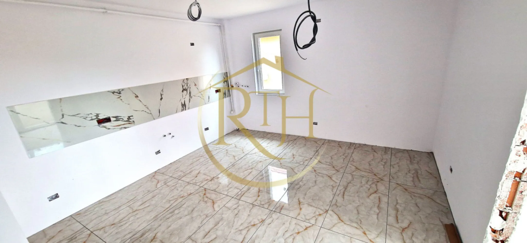 Vand apartamente noi cu 3 camere in Giroc preturi de la 85000. - Descopera noul tau camin in inima Girocului – un apartament modern cu 3 camere, gandit pentru confortul tau si al familiei tale. Situat intr-un complex rezidential nou, intr-o zona in plina dezvoltare, acest apartament iti ofera spatiul si linistea de care ai nevoie.

📍 Locatie premium:

In cel mai nou cartier rezidential din Giroc, cu acces facil catre Timisoara
Aproape de parcuri, supermarketuri, scoli si mijloace de transport in comun
Infrastructura complet modernizata: strazi asfaltate, iluminat stradal

🏠 Compartimentare practica si luminoasa:

Suprafata utila: 53–54 mp, ideala pentru o familie tanara sau un cuplu modern
2 dormitoare spatioase – perfecte pentru odihna, birou sau camera pentru copil
Living open space cu bucatarie – spatiu deschis, aerisit si modern
Baie complet utilata, cu finisaje de calitate
Hol de acces cu spatiu de depozitare

🔧 Detalii tehnice care fac diferenta:

Constructie din caramida Porotherm – rezistenta si durabila
Izolatie termica exterioara + geamuri termopan – confort in orice anotimp
Incalzire in pardoseala si centrala termica proprie
Finisaje moderne, cu materiale premium la alegere
Loc de parcare inclus in pret – comod si sigur

🌳 Tot ce conteaza e aproape:

Parcul de Role – perfect pentru relaxare si miscare
Supermarketuri: Lidl, Mega Image, Profi
Scoli, gradinite, sali de sport, locuri de joaca
Mijloace de transport, acces rapid in oras, zone verzi si linistite

Termen finalizare luna Septamebrie , posibilitatea de achizitonare inainte de cresetrea TVA pe baza de precontract ed vanzare cumparare.

💼 Suport complet:

Consultanta financiara gratuita – te ajutam sa alegi cea mai buna optiune
Acceptam orice tip de credit bancar 
Ghidare pas cu pas pana la semnarea contractului

Pozele care sunt cu incaperile mobilate si utilate sunt cu titlu de prezentare !!!

💰 Preturi incepand de la 88.000 €

📞 Programeaza acum o vizionare si vino sa vezi cu ochii tai apartamentul care poate deveni “acasa”.

📌 Reprezentat de RealTimHouse.ro – un pas spre un loc doar al tau!