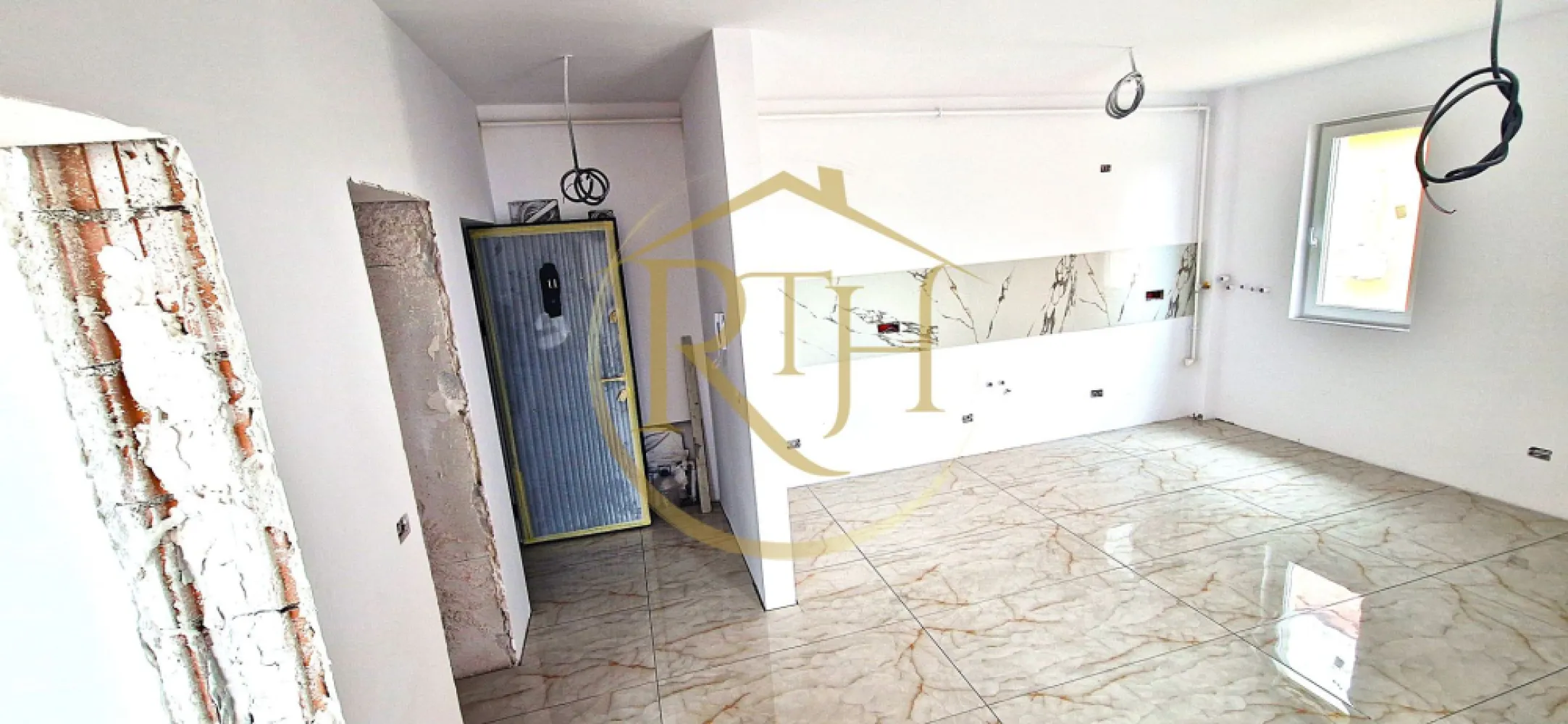 Vand apartamente noi cu 3 camere in Giroc preturi de la 85000. - Descopera noul tau camin in inima Girocului – un apartament modern cu 3 camere, gandit pentru confortul tau si al familiei tale. Situat intr-un complex rezidential nou, intr-o zona in plina dezvoltare, acest apartament iti ofera spatiul si linistea de care ai nevoie.

📍 Locatie premium:

In cel mai nou cartier rezidential din Giroc, cu acces facil catre Timisoara
Aproape de parcuri, supermarketuri, scoli si mijloace de transport in comun
Infrastructura complet modernizata: strazi asfaltate, iluminat stradal

🏠 Compartimentare practica si luminoasa:

Suprafata utila: 53–54 mp, ideala pentru o familie tanara sau un cuplu modern
2 dormitoare spatioase – perfecte pentru odihna, birou sau camera pentru copil
Living open space cu bucatarie – spatiu deschis, aerisit si modern
Baie complet utilata, cu finisaje de calitate
Hol de acces cu spatiu de depozitare

🔧 Detalii tehnice care fac diferenta:

Constructie din caramida Porotherm – rezistenta si durabila
Izolatie termica exterioara + geamuri termopan – confort in orice anotimp
Incalzire in pardoseala si centrala termica proprie
Finisaje moderne, cu materiale premium la alegere
Loc de parcare inclus in pret – comod si sigur

🌳 Tot ce conteaza e aproape:

Parcul de Role – perfect pentru relaxare si miscare
Supermarketuri: Lidl, Mega Image, Profi
Scoli, gradinite, sali de sport, locuri de joaca
Mijloace de transport, acces rapid in oras, zone verzi si linistite

Termen finalizare luna Septamebrie , posibilitatea de achizitonare inainte de cresetrea TVA pe baza de precontract ed vanzare cumparare.

💼 Suport complet:

Consultanta financiara gratuita – te ajutam sa alegi cea mai buna optiune
Acceptam orice tip de credit bancar 
Ghidare pas cu pas pana la semnarea contractului

Pozele care sunt cu incaperile mobilate si utilate sunt cu titlu de prezentare !!!

💰 Preturi incepand de la 88.000 €

📞 Programeaza acum o vizionare si vino sa vezi cu ochii tai apartamentul care poate deveni “acasa”.

📌 Reprezentat de RealTimHouse.ro – un pas spre un loc doar al tau!