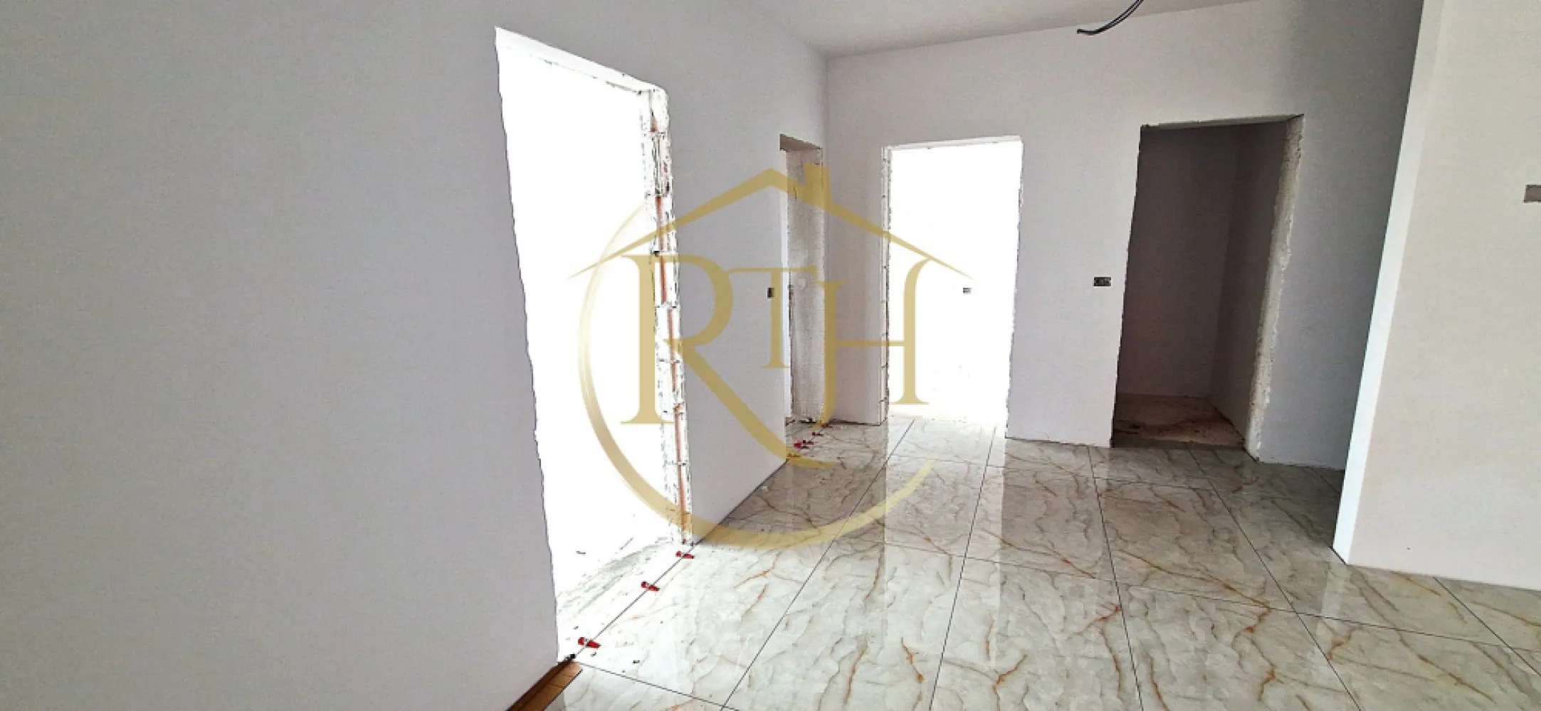 Vand apartamente noi cu 3 camere in Giroc preturi de la 85000. - Descopera noul tau camin in inima Girocului – un apartament modern cu 3 camere, gandit pentru confortul tau si al familiei tale. Situat intr-un complex rezidential nou, intr-o zona in plina dezvoltare, acest apartament iti ofera spatiul si linistea de care ai nevoie.

📍 Locatie premium:

In cel mai nou cartier rezidential din Giroc, cu acces facil catre Timisoara
Aproape de parcuri, supermarketuri, scoli si mijloace de transport in comun
Infrastructura complet modernizata: strazi asfaltate, iluminat stradal

🏠 Compartimentare practica si luminoasa:

Suprafata utila: 53–54 mp, ideala pentru o familie tanara sau un cuplu modern
2 dormitoare spatioase – perfecte pentru odihna, birou sau camera pentru copil
Living open space cu bucatarie – spatiu deschis, aerisit si modern
Baie complet utilata, cu finisaje de calitate
Hol de acces cu spatiu de depozitare

🔧 Detalii tehnice care fac diferenta:

Constructie din caramida Porotherm – rezistenta si durabila
Izolatie termica exterioara + geamuri termopan – confort in orice anotimp
Incalzire in pardoseala si centrala termica proprie
Finisaje moderne, cu materiale premium la alegere
Loc de parcare inclus in pret – comod si sigur

🌳 Tot ce conteaza e aproape:

Parcul de Role – perfect pentru relaxare si miscare
Supermarketuri: Lidl, Mega Image, Profi
Scoli, gradinite, sali de sport, locuri de joaca
Mijloace de transport, acces rapid in oras, zone verzi si linistite

Termen finalizare luna Septamebrie , posibilitatea de achizitonare inainte de cresetrea TVA pe baza de precontract ed vanzare cumparare.

💼 Suport complet:

Consultanta financiara gratuita – te ajutam sa alegi cea mai buna optiune
Acceptam orice tip de credit bancar 
Ghidare pas cu pas pana la semnarea contractului

Pozele care sunt cu incaperile mobilate si utilate sunt cu titlu de prezentare !!!

💰 Preturi incepand de la 88.000 €

📞 Programeaza acum o vizionare si vino sa vezi cu ochii tai apartamentul care poate deveni “acasa”.

📌 Reprezentat de RealTimHouse.ro – un pas spre un loc doar al tau!