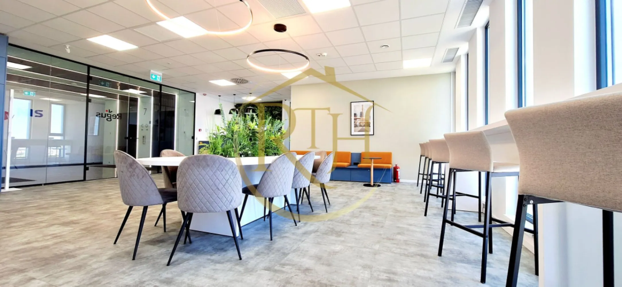 Oferim spre inchiriere - Birouri premium all-inclusive în VOX Technology Park - Birouri premium all-inclusive în VOX Technology Park – confort, flexibilitate și un mediu de lucru inspirat
Vă oferim spre închiriere spații de birouri complet mobilate și echipate, situate în clădirea VOX Technology Park din Timișoara, una dintre cele mai moderne și inovatoare clădiri de birouri clasa A din vestul țării. Proiectată pentru a îmbina eficiența cu confortul, clădirea oferă atât infrastructură tehnologică de ultimă generație, cât și facilități premium care transformă biroul într-o experiență completă.
Spațiile disponibile variază între 10 mp și 250 mp, fiind potrivite pentru echipe de la 1 până la 17 persoane. Fiecare birou este complet mobilat cu mobilier ergonomic de calitate superioară, dotat cu infrastructură IT completă și acces la internet de mare viteză, astfel încât activitatea să se desfășoare în cele mai bune condiții.
Avantaje și servicii incluse:
✔ Toate utilitățile și serviciile de întreținere (curățenie zilnică, mentenanță, energie, internet cablu și Wi-Fi gigabit);
✔ Recepție profesională și personal dedicat;
✔ Acces 24/7 cu sistem de control și securitate permanentă;
✔ Săli de ședință și zone de lucru comune complet echipate;
✔ Parcare privată și acces facil la mijloacele de transport.
Facilități exclusive pentru un mediu de lucru relaxant și creativ:
Clădirea VOX Technology Park pune la dispoziția chiriașilor spații moderne de relaxare, inclusiv zone dedicate pentru socializare și divertisment: mese de ping-pong, biliard, darts, PlayStation, terase în aer liber, restaurant, bistro și cafenea. Acestea sunt concepute pentru a stimula productivitatea și a oferi un echilibru între muncă și relaxare, într-un cadru profesional.
Caracteristici tehnice de top:
✔ Sistem de ventilație și climatizare individuală;
✔ Iluminat LED conform standardelor internaționale;
✔ Podea și tavan tehnologic;
✔ 4 lifturi de mare viteză;
✔ Suprafețe vitrate ample pentru lumină naturală optimă.
Contractele sunt flexibile, cu perioade de închiriere începând de la 1 lună și până la 24 de luni, adaptate nevoilor oricărei companii.
NU se percepe comision agentie pentru inchirere.
Proprietatea este reprezentată de RealTimHouse.ro – Un pas spre un loc doar al tău!
Pentru detalii suplimentare și programarea unei vizionări, nu ezitați să ne contactați.