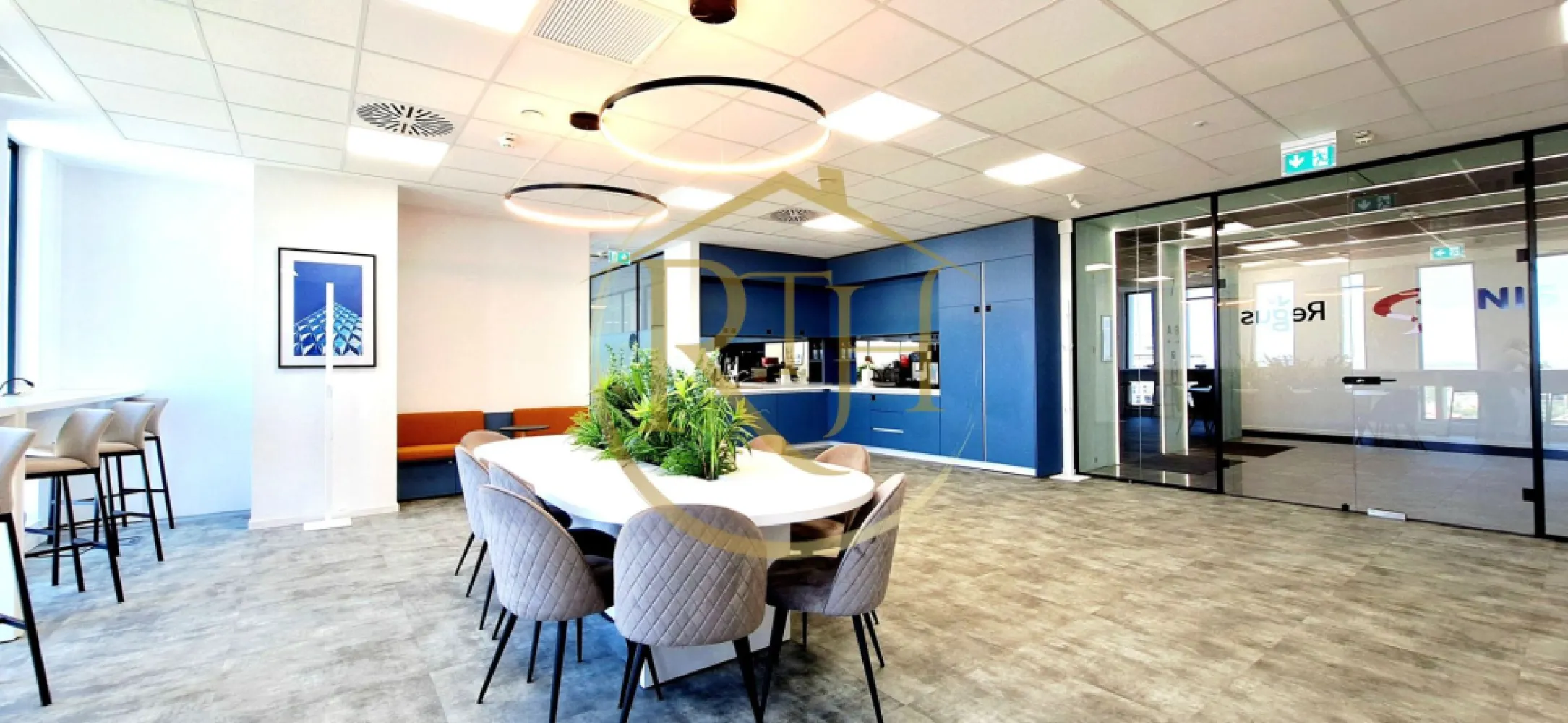 Oferim spre inchiriere - Birouri premium all-inclusive în VOX Technology Park - Birouri premium all-inclusive în VOX Technology Park – confort, flexibilitate și un mediu de lucru inspirat
Vă oferim spre închiriere spații de birouri complet mobilate și echipate, situate în clădirea VOX Technology Park din Timișoara, una dintre cele mai moderne și inovatoare clădiri de birouri clasa A din vestul țării. Proiectată pentru a îmbina eficiența cu confortul, clădirea oferă atât infrastructură tehnologică de ultimă generație, cât și facilități premium care transformă biroul într-o experiență completă.
Spațiile disponibile variază între 10 mp și 250 mp, fiind potrivite pentru echipe de la 1 până la 17 persoane. Fiecare birou este complet mobilat cu mobilier ergonomic de calitate superioară, dotat cu infrastructură IT completă și acces la internet de mare viteză, astfel încât activitatea să se desfășoare în cele mai bune condiții.
Avantaje și servicii incluse:
✔ Toate utilitățile și serviciile de întreținere (curățenie zilnică, mentenanță, energie, internet cablu și Wi-Fi gigabit);
✔ Recepție profesională și personal dedicat;
✔ Acces 24/7 cu sistem de control și securitate permanentă;
✔ Săli de ședință și zone de lucru comune complet echipate;
✔ Parcare privată și acces facil la mijloacele de transport.
Facilități exclusive pentru un mediu de lucru relaxant și creativ:
Clădirea VOX Technology Park pune la dispoziția chiriașilor spații moderne de relaxare, inclusiv zone dedicate pentru socializare și divertisment: mese de ping-pong, biliard, darts, PlayStation, terase în aer liber, restaurant, bistro și cafenea. Acestea sunt concepute pentru a stimula productivitatea și a oferi un echilibru între muncă și relaxare, într-un cadru profesional.
Caracteristici tehnice de top:
✔ Sistem de ventilație și climatizare individuală;
✔ Iluminat LED conform standardelor internaționale;
✔ Podea și tavan tehnologic;
✔ 4 lifturi de mare viteză;
✔ Suprafețe vitrate ample pentru lumină naturală optimă.
Contractele sunt flexibile, cu perioade de închiriere începând de la 1 lună și până la 24 de luni, adaptate nevoilor oricărei companii.
NU se percepe comision agentie pentru inchirere.
Proprietatea este reprezentată de RealTimHouse.ro – Un pas spre un loc doar al tău!
Pentru detalii suplimentare și programarea unei vizionări, nu ezitați să ne contactați.
