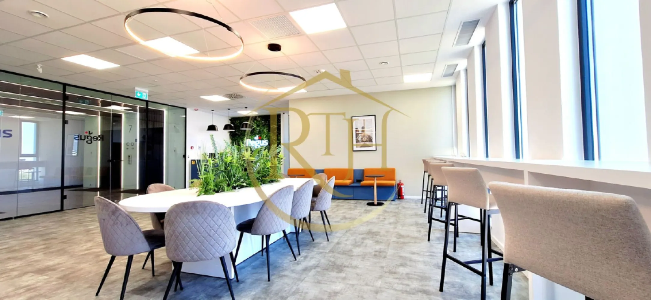 Oferim spre inchiriere - Birouri premium all-inclusive în VOX Technology Park - Birouri premium all-inclusive în VOX Technology Park – confort, flexibilitate și un mediu de lucru inspirat
Vă oferim spre închiriere spații de birouri complet mobilate și echipate, situate în clădirea VOX Technology Park din Timișoara, una dintre cele mai moderne și inovatoare clădiri de birouri clasa A din vestul țării. Proiectată pentru a îmbina eficiența cu confortul, clădirea oferă atât infrastructură tehnologică de ultimă generație, cât și facilități premium care transformă biroul într-o experiență completă.
Spațiile disponibile variază între 10 mp și 250 mp, fiind potrivite pentru echipe de la 1 până la 17 persoane. Fiecare birou este complet mobilat cu mobilier ergonomic de calitate superioară, dotat cu infrastructură IT completă și acces la internet de mare viteză, astfel încât activitatea să se desfășoare în cele mai bune condiții.
Avantaje și servicii incluse:
✔ Toate utilitățile și serviciile de întreținere (curățenie zilnică, mentenanță, energie, internet cablu și Wi-Fi gigabit);
✔ Recepție profesională și personal dedicat;
✔ Acces 24/7 cu sistem de control și securitate permanentă;
✔ Săli de ședință și zone de lucru comune complet echipate;
✔ Parcare privată și acces facil la mijloacele de transport.
Facilități exclusive pentru un mediu de lucru relaxant și creativ:
Clădirea VOX Technology Park pune la dispoziția chiriașilor spații moderne de relaxare, inclusiv zone dedicate pentru socializare și divertisment: mese de ping-pong, biliard, darts, PlayStation, terase în aer liber, restaurant, bistro și cafenea. Acestea sunt concepute pentru a stimula productivitatea și a oferi un echilibru între muncă și relaxare, într-un cadru profesional.
Caracteristici tehnice de top:
✔ Sistem de ventilație și climatizare individuală;
✔ Iluminat LED conform standardelor internaționale;
✔ Podea și tavan tehnologic;
✔ 4 lifturi de mare viteză;
✔ Suprafețe vitrate ample pentru lumină naturală optimă.
Contractele sunt flexibile, cu perioade de închiriere începând de la 1 lună și până la 24 de luni, adaptate nevoilor oricărei companii.
NU se percepe comision agentie pentru inchirere.
Proprietatea este reprezentată de RealTimHouse.ro – Un pas spre un loc doar al tău!
Pentru detalii suplimentare și programarea unei vizionări, nu ezitați să ne contactați.