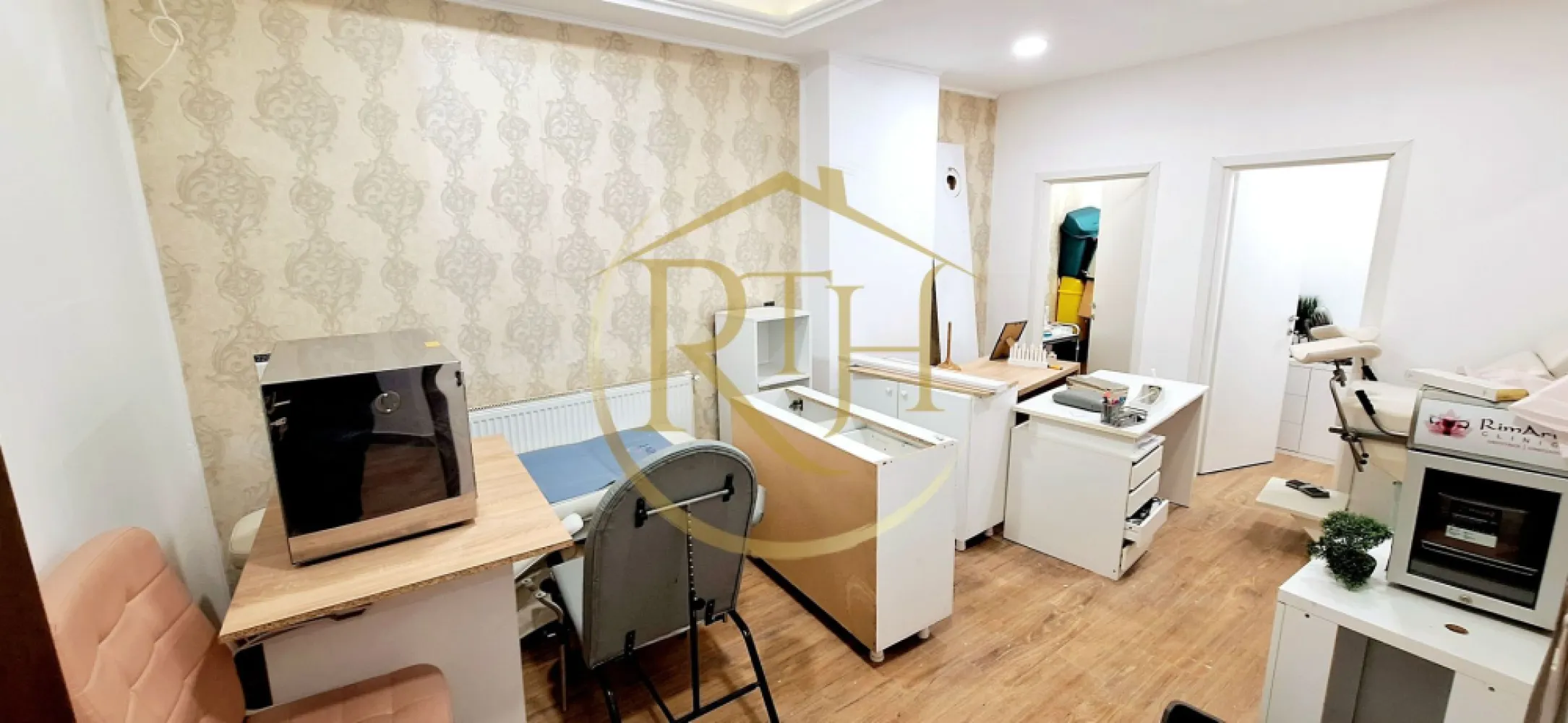 Oferim spre inchirie Cladire pentru Clinica Medicala in Complexul Studentesc - Oferim spre închiriere o clinică, situată în zona Complexului Studențesc, pe strada Socrate – un punct de interes intens circulat, ușor accesibil atât pentru pacienți, cât și pentru personalul medical. Proprietatea este perfect adaptată desfășurării de activități în domeniul medical, fiind deja compartimentată și dotată în conformitate cu cerințele acestui sector.
Clinica se desfășoară pe două nivele – parter și etaj – și are o suprafață utilă totală de 130 mp, la care se adaugă o mică terasă în față, ce poate fi amenajată funcțional sau estetic, în funcție de specificul activității. Compartimentarea este eficient gândită și include patru cabinete medicale individuale, trei grupuri sanitare (dedicate pacienților și personalului), o zonă de recepție primitoare, cameră de sterilizare, vestiar, cameră pentru deșeuri medicale și spațiu pentru depozitare.
Spațiul este ideal pentru un centru medical multidisciplinar, cabinet de familie, stomatologie, dermatologie, recuperare medicală, laborator de analize sau alte activități medicale care necesită compartimentare clară și funcționalitate riguroasă. Datorită amplasării în apropierea unei populații tinere și active, într-o zonă recunoscută pentru densitatea ridicată a locuitorilor și accesul facil la mijloacele de transport, locația oferă un potențial real de dezvoltare pentru orice afacere din domeniul sănătății.

Proprietatea se închiriază exclusiv prin RealTimHouse.ro – un pas spre un loc doar al tău. 
Prețul chiriei lunare este de 2700 euro, la care se adaugă o garanție echivalentă și comisionul agenției.