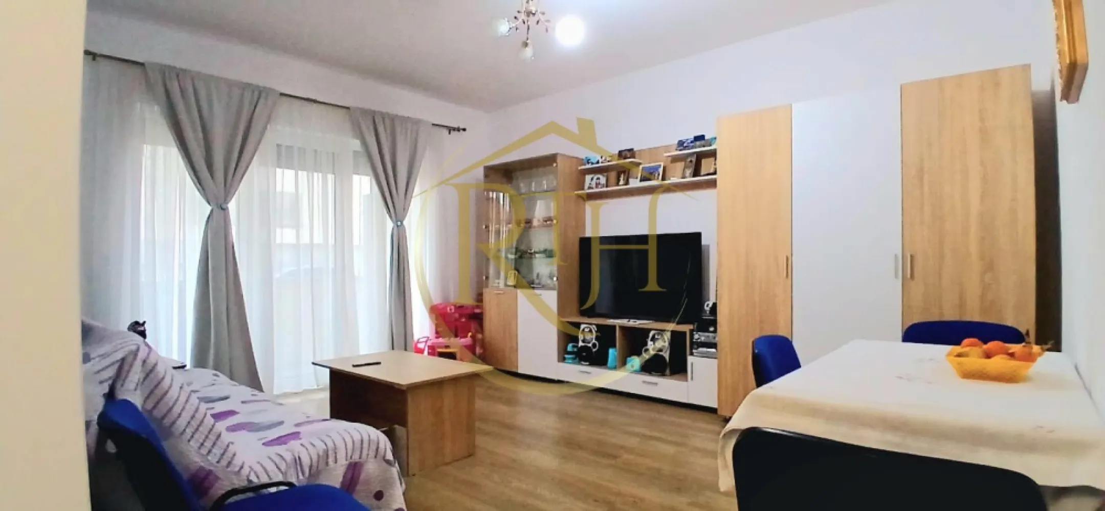 Oferim spre vanzare Apartament 2 camere tip SAD + 2 locuri de parcare - Oferim spre vânzare apartament tip SAD cu 2 camere, model decomandat, situat in Calea Buziasului aproape de Continental, Aem, Auchan, Lidl.
Apartamentul se află la parter si este compus din : hol, baie, bucătărie, dormitor, living, balcon si are o suprafață utilă de 51 mp.
Beneficiază de: centrală termică, incalzire in pardoseală, aer condiționat, rulouri si 2 locuri de parcare.
Apartamentul se poate vinde complet utilat si mobilat sau partial mobilat.
Proprietate reprezentata de RealTimHouse.ro Un pas spre un loc doar al tau!!!
Pretul rste de 90.000 euro usor negociabil + comision agentie.
