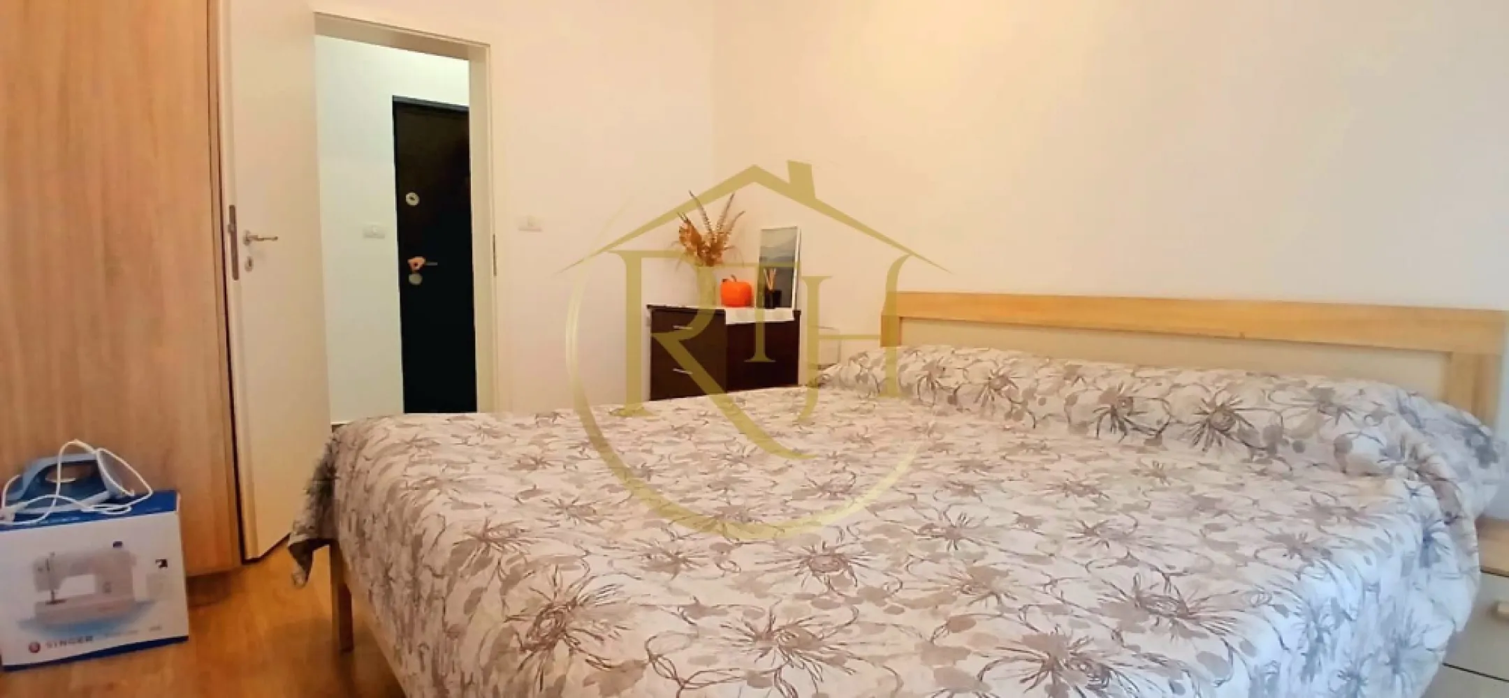 Oferim spre vanzare Apartament 2 camere tip SAD + 2 locuri de parcare - Oferim spre vânzare apartament tip SAD cu 2 camere, model decomandat, situat in Calea Buziasului aproape de Continental, Aem, Auchan, Lidl.
Apartamentul se află la parter si este compus din : hol, baie, bucătărie, dormitor, living, balcon si are o suprafață utilă de 51 mp.
Beneficiază de: centrală termică, incalzire in pardoseală, aer condiționat, rulouri si 2 locuri de parcare.
Apartamentul se poate vinde complet utilat si mobilat sau partial mobilat.
Proprietate reprezentata de RealTimHouse.ro Un pas spre un loc doar al tau!!!
Pretul rste de 90.000 euro usor negociabil + comision agentie.