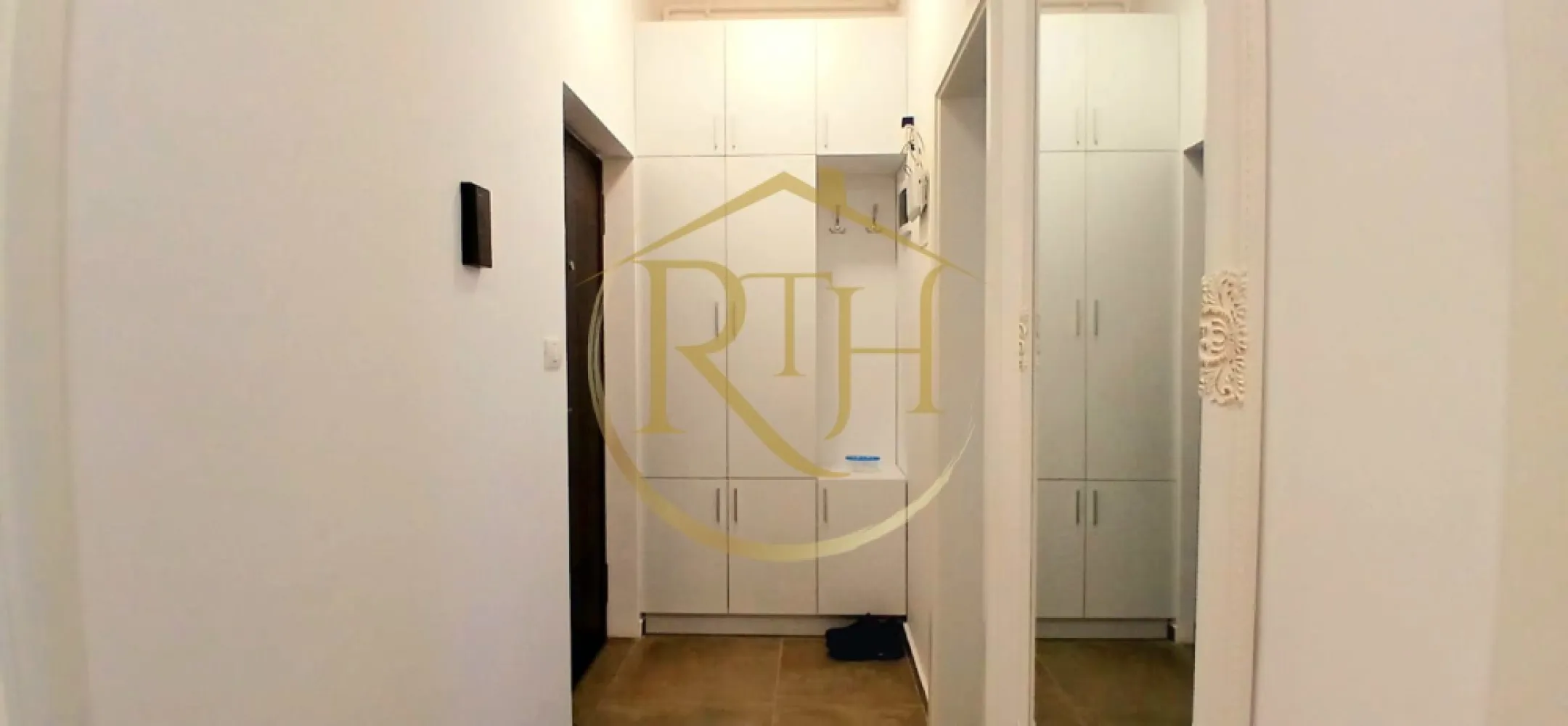 Oferim spre vanzare Apartament 2 camere tip SAD + 2 locuri de parcare - Oferim spre vânzare apartament tip SAD cu 2 camere, model decomandat, situat in Calea Buziasului aproape de Continental, Aem, Auchan, Lidl.
Apartamentul se află la parter si este compus din : hol, baie, bucătărie, dormitor, living, balcon si are o suprafață utilă de 51 mp.
Beneficiază de: centrală termică, incalzire in pardoseală, aer condiționat, rulouri si 2 locuri de parcare.
Apartamentul se poate vinde complet utilat si mobilat sau partial mobilat.
Proprietate reprezentata de RealTimHouse.ro Un pas spre un loc doar al tau!!!
Pretul rste de 90.000 euro usor negociabil + comision agentie.