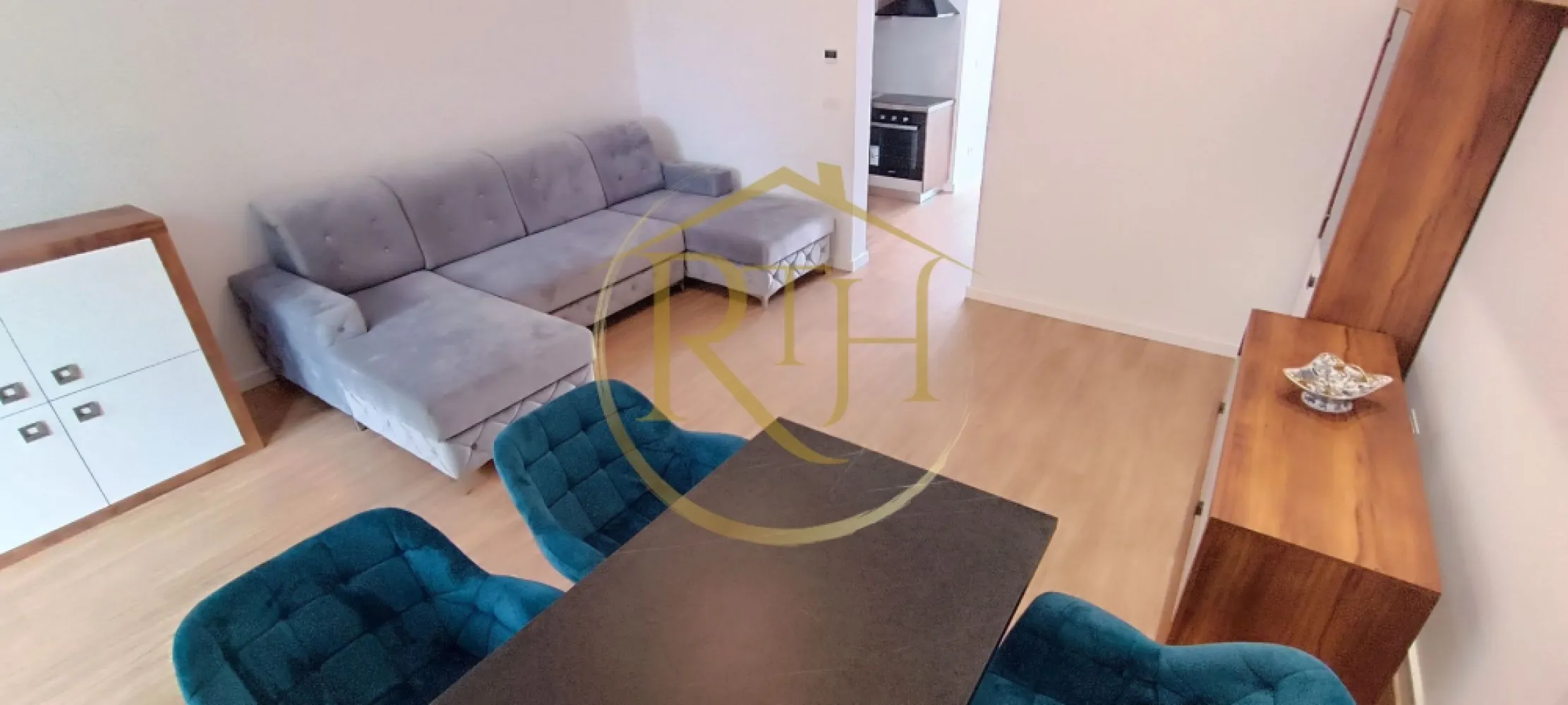 Apartament de închiriat (SAD) – ideal pentru locuință sau activități comerciale - Tip Triplex | 91 parțial mobilat | Disponibil imediat

Vă propunem spre închiriere un apartament modern și versatil, situat într-un imobil de tip triplex, recent construit și bine întreținut. Cu o suprafață utilă de 92 mp, acest spațiu este ideal atât pentru locuință, cât și pentru desfășurarea diverselor activități comerciale sau de prestări servicii:

✅ Birouri pentru companii sau freelanceri
✅ Salon de înfrumusețare, cosmetică, SPA
✅ Cabinet de consultanță sau birouri administrative
✅ Alte activități comerciale permise de reglementările locale

Compartimentare eficientă și facilități moderne:
🟢 Parter:

Living generos

Bucătărie complet utilată

Baie modernă

Hol de acces

🟢 Etaj:

Două camere luminoase

Baie complet utilată

🔹 Terasă neacoperită, perfectă pentru relaxare sau amenajări personalizate
🔹 Centrală proprie pe gaz
🔹 Aer condiționat în toate camerele
🔹 Spațiul este parțial mobilat și complet utilat

Locație excelentă – acces facil la tot ce contează:
🛒 Supermarketuri: Lidl, Profi, Kaufland, Mega Image
🚍 Transport în comun: stații în apropiere, legături rapide către centrul orașului
🏥 Spitale și clinici: Spitalul de Copii, Spitalul Municipal – Clinicile Noi, policlinici
🛍️ Centre comerciale: Iulius Mall, Piața 700, Piața Mehala
🎓 Educație: grădinițe, școli și licee în apropiere
💪 Sport și recreere: Gym One, spații verzi
🏦 Servicii financiare și centre de afaceri în vecinătate

Detalii financiare și opțiuni flexibile:
💶 Chirie lunară: 900 EUR + garanție + comision agenție
📌 Disponibil imediat
📦 Opțiune extinsă: Se poate închiria întregul triplex, ideal pentru firme – preț negociabil în funcție de durata contractului

📞 Pentru informații suplimentare și programări la vizionare:
Contactați-ne acum!
RealTimHouse.ro – un pas spre un loc doar al tău.