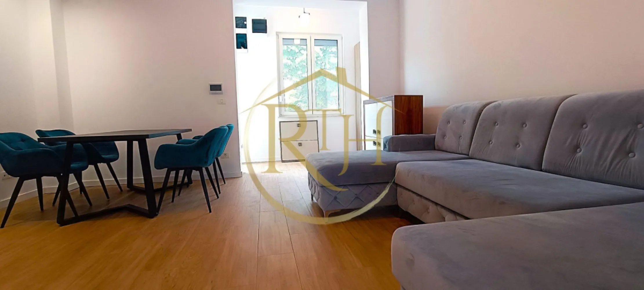 Apartament de închiriat (SAD) – ideal pentru locuință sau activități comerciale - Tip Triplex | 91 parțial mobilat | Disponibil imediat

Vă propunem spre închiriere un apartament modern și versatil, situat într-un imobil de tip triplex, recent construit și bine întreținut. Cu o suprafață utilă de 92 mp, acest spațiu este ideal atât pentru locuință, cât și pentru desfășurarea diverselor activități comerciale sau de prestări servicii:

✅ Birouri pentru companii sau freelanceri
✅ Salon de înfrumusețare, cosmetică, SPA
✅ Cabinet de consultanță sau birouri administrative
✅ Alte activități comerciale permise de reglementările locale

Compartimentare eficientă și facilități moderne:
🟢 Parter:

Living generos

Bucătărie complet utilată

Baie modernă

Hol de acces

🟢 Etaj:

Două camere luminoase

Baie complet utilată

🔹 Terasă neacoperită, perfectă pentru relaxare sau amenajări personalizate
🔹 Centrală proprie pe gaz
🔹 Aer condiționat în toate camerele
🔹 Spațiul este parțial mobilat și complet utilat

Locație excelentă – acces facil la tot ce contează:
🛒 Supermarketuri: Lidl, Profi, Kaufland, Mega Image
🚍 Transport în comun: stații în apropiere, legături rapide către centrul orașului
🏥 Spitale și clinici: Spitalul de Copii, Spitalul Municipal – Clinicile Noi, policlinici
🛍️ Centre comerciale: Iulius Mall, Piața 700, Piața Mehala
🎓 Educație: grădinițe, școli și licee în apropiere
💪 Sport și recreere: Gym One, spații verzi
🏦 Servicii financiare și centre de afaceri în vecinătate

Detalii financiare și opțiuni flexibile:
💶 Chirie lunară: 900 EUR + garanție + comision agenție
📌 Disponibil imediat
📦 Opțiune extinsă: Se poate închiria întregul triplex, ideal pentru firme – preț negociabil în funcție de durata contractului

📞 Pentru informații suplimentare și programări la vizionare:
Contactați-ne acum!
RealTimHouse.ro – un pas spre un loc doar al tău.