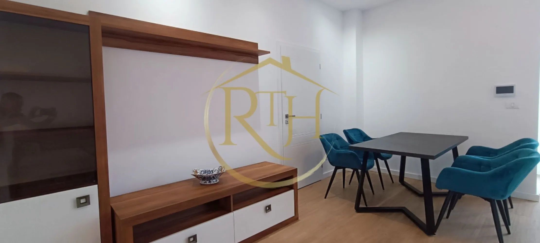 Apartament de închiriat (SAD) – ideal pentru locuință sau activități comerciale - Tip Triplex | 91 parțial mobilat | Disponibil imediat

Vă propunem spre închiriere un apartament modern și versatil, situat într-un imobil de tip triplex, recent construit și bine întreținut. Cu o suprafață utilă de 92 mp, acest spațiu este ideal atât pentru locuință, cât și pentru desfășurarea diverselor activități comerciale sau de prestări servicii:

✅ Birouri pentru companii sau freelanceri
✅ Salon de înfrumusețare, cosmetică, SPA
✅ Cabinet de consultanță sau birouri administrative
✅ Alte activități comerciale permise de reglementările locale

Compartimentare eficientă și facilități moderne:
🟢 Parter:

Living generos

Bucătărie complet utilată

Baie modernă

Hol de acces

🟢 Etaj:

Două camere luminoase

Baie complet utilată

🔹 Terasă neacoperită, perfectă pentru relaxare sau amenajări personalizate
🔹 Centrală proprie pe gaz
🔹 Aer condiționat în toate camerele
🔹 Spațiul este parțial mobilat și complet utilat

Locație excelentă – acces facil la tot ce contează:
🛒 Supermarketuri: Lidl, Profi, Kaufland, Mega Image
🚍 Transport în comun: stații în apropiere, legături rapide către centrul orașului
🏥 Spitale și clinici: Spitalul de Copii, Spitalul Municipal – Clinicile Noi, policlinici
🛍️ Centre comerciale: Iulius Mall, Piața 700, Piața Mehala
🎓 Educație: grădinițe, școli și licee în apropiere
💪 Sport și recreere: Gym One, spații verzi
🏦 Servicii financiare și centre de afaceri în vecinătate

Detalii financiare și opțiuni flexibile:
💶 Chirie lunară: 900 EUR + garanție + comision agenție
📌 Disponibil imediat
📦 Opțiune extinsă: Se poate închiria întregul triplex, ideal pentru firme – preț negociabil în funcție de durata contractului

📞 Pentru informații suplimentare și programări la vizionare:
Contactați-ne acum!
RealTimHouse.ro – un pas spre un loc doar al tău.