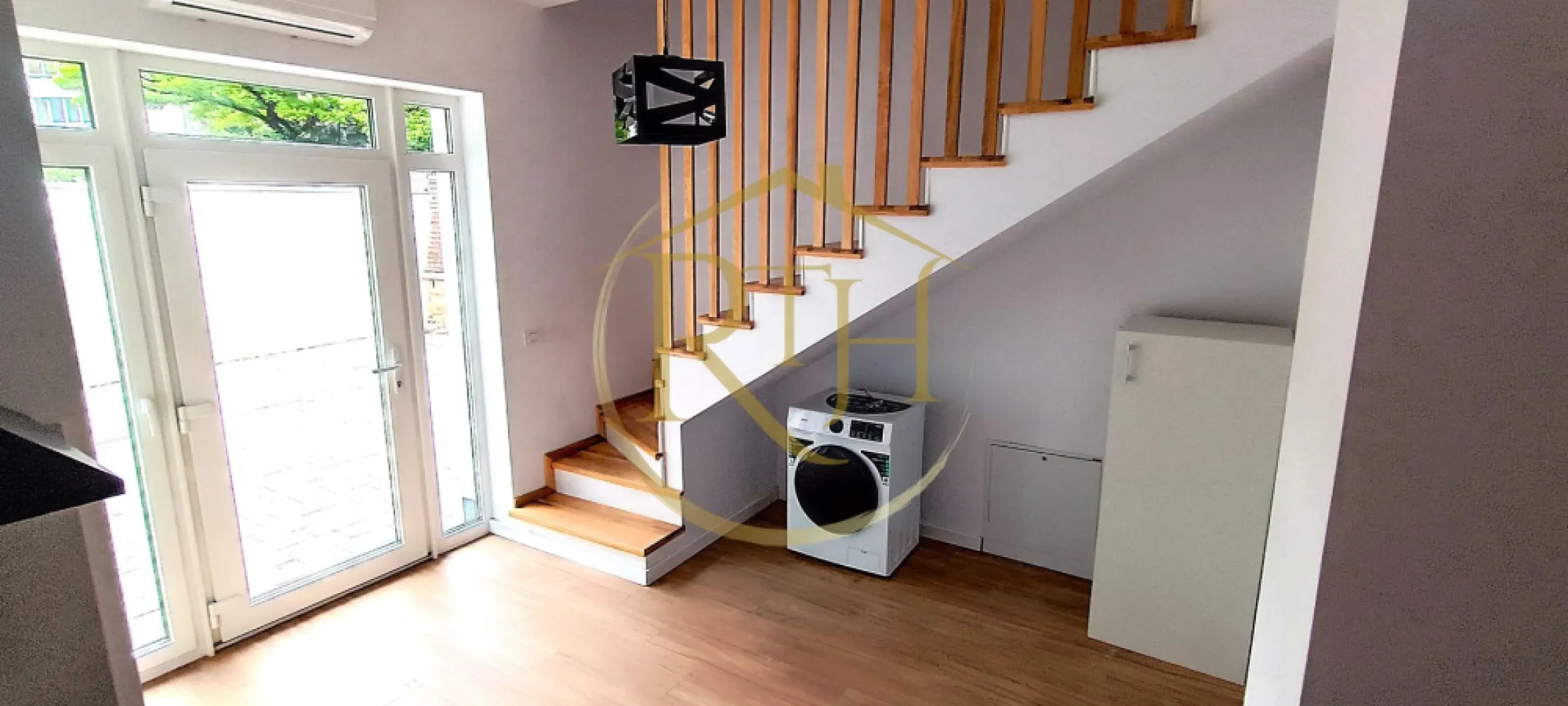 Apartament de închiriat (SAD) – ideal pentru locuință sau activități comerciale - Tip Triplex | 91 parțial mobilat | Disponibil imediat

Vă propunem spre închiriere un apartament modern și versatil, situat într-un imobil de tip triplex, recent construit și bine întreținut. Cu o suprafață utilă de 92 mp, acest spațiu este ideal atât pentru locuință, cât și pentru desfășurarea diverselor activități comerciale sau de prestări servicii:

✅ Birouri pentru companii sau freelanceri
✅ Salon de înfrumusețare, cosmetică, SPA
✅ Cabinet de consultanță sau birouri administrative
✅ Alte activități comerciale permise de reglementările locale

Compartimentare eficientă și facilități moderne:
🟢 Parter:

Living generos

Bucătărie complet utilată

Baie modernă

Hol de acces

🟢 Etaj:

Două camere luminoase

Baie complet utilată

🔹 Terasă neacoperită, perfectă pentru relaxare sau amenajări personalizate
🔹 Centrală proprie pe gaz
🔹 Aer condiționat în toate camerele
🔹 Spațiul este parțial mobilat și complet utilat

Locație excelentă – acces facil la tot ce contează:
🛒 Supermarketuri: Lidl, Profi, Kaufland, Mega Image
🚍 Transport în comun: stații în apropiere, legături rapide către centrul orașului
🏥 Spitale și clinici: Spitalul de Copii, Spitalul Municipal – Clinicile Noi, policlinici
🛍️ Centre comerciale: Iulius Mall, Piața 700, Piața Mehala
🎓 Educație: grădinițe, școli și licee în apropiere
💪 Sport și recreere: Gym One, spații verzi
🏦 Servicii financiare și centre de afaceri în vecinătate

Detalii financiare și opțiuni flexibile:
💶 Chirie lunară: 900 EUR + garanție + comision agenție
📌 Disponibil imediat
📦 Opțiune extinsă: Se poate închiria întregul triplex, ideal pentru firme – preț negociabil în funcție de durata contractului

📞 Pentru informații suplimentare și programări la vizionare:
Contactați-ne acum!
RealTimHouse.ro – un pas spre un loc doar al tău.