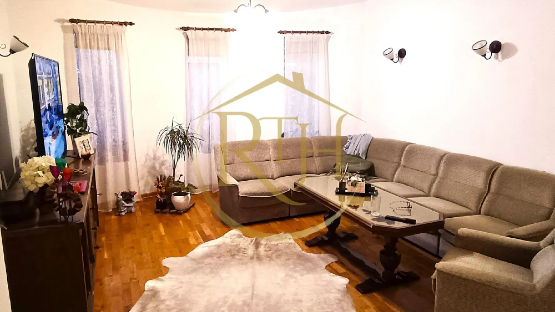 Vand vila 5 camere construita cu materiale premium in Giroc, pret 185000 euro - Vă oferim spre vânzare o casă individuală situată într-o zonă liniștită din comuna Giroc, perfectă pentru o familie care caută confort, spațiu generos și un mediu relaxant. 
Casa este construită pe un singur nivel (parter) și dispune de două intrări separate, fiecare cu acces dintr-o stradă diferită.

Această proprietate este ideală atât pentru locuință personală, cât și pentru birou, cabinet, spațiu comercial sau investiție, datorită poziției sale excelente și a celor două fronturi stradale.

Caracteristici generale:
🏡 Suprafață construită: 205 mp
📏 Suprafață utilă: 130 mp
🌳 Teren total: 350 mp
🚪 Compartimentare eficientă:

🔹 6 camere luminoase și spațioase – perfect adaptabile pentru dormitoare, birouri sau zone de relaxare
🔹 Living generos, ideal pentru momentele petrecute cu familia și prietenii
🔹 Bucătărie modernă, bine organizată și funcțională
🔹 1 baie principală complet echipată
🔹 3 toalete de serviciu – un avantaj major pentru familii numeroase sau pentru cei care își doresc un spațiu funcțional pentru activități profesionale
🔹 Holuri largi și spații de depozitare

Dotări și finisaje:
🏠 Construcție solidă, realizată din materiale de calitate
🪟 Ferestre mari, care asigură lumină naturală pe tot parcursul zilei
🚪 Uși interioare și exterioare din lemn masiv
🔝 Finisaje premium – pardoseli moderne, gresie, faianță, parchet laminat
🔥 Încălzire prin centrală proprie
📡 Conectată la toate utilitățile: gaz, apă, curent electric, canalizare, internet și TV

Curte și exterior:
🌿 Curte amenajată, perfectă pentru relaxare și activități în aer liber
🍏 Pomi fructiferi și spațiu verde bine întreținut
🔥 Grătar zidit, ideal pentru seri petrecute cu familia și prietenii
🚗 Posibilitate de parcare în curte

Avantaje și locație:
📍 Zonă excelentă – liniștită, dar aproape de toate punctele de interes
🏫 Școli și grădinițe în apropiere
🛒 Magazine, supermarketuri și centre comerciale la doar câteva minute
🚍 Acces facil la transportul public
🏥 Farmacii, clinici și alte servicii esențiale în apropiere

📍 Locație: Giroc, Timiș

Nu ratați această oportunitate unică! Această casă spațioasă și bine poziționată poate deveni acasă pentru familia dumneavoastră sau o investiție excelentă.

📌 Preț: 185.000 euro usor negociabil.
Această proprietate este reprezentată de RealTimHouse.ro – Un pas spre un loc doar al tău!