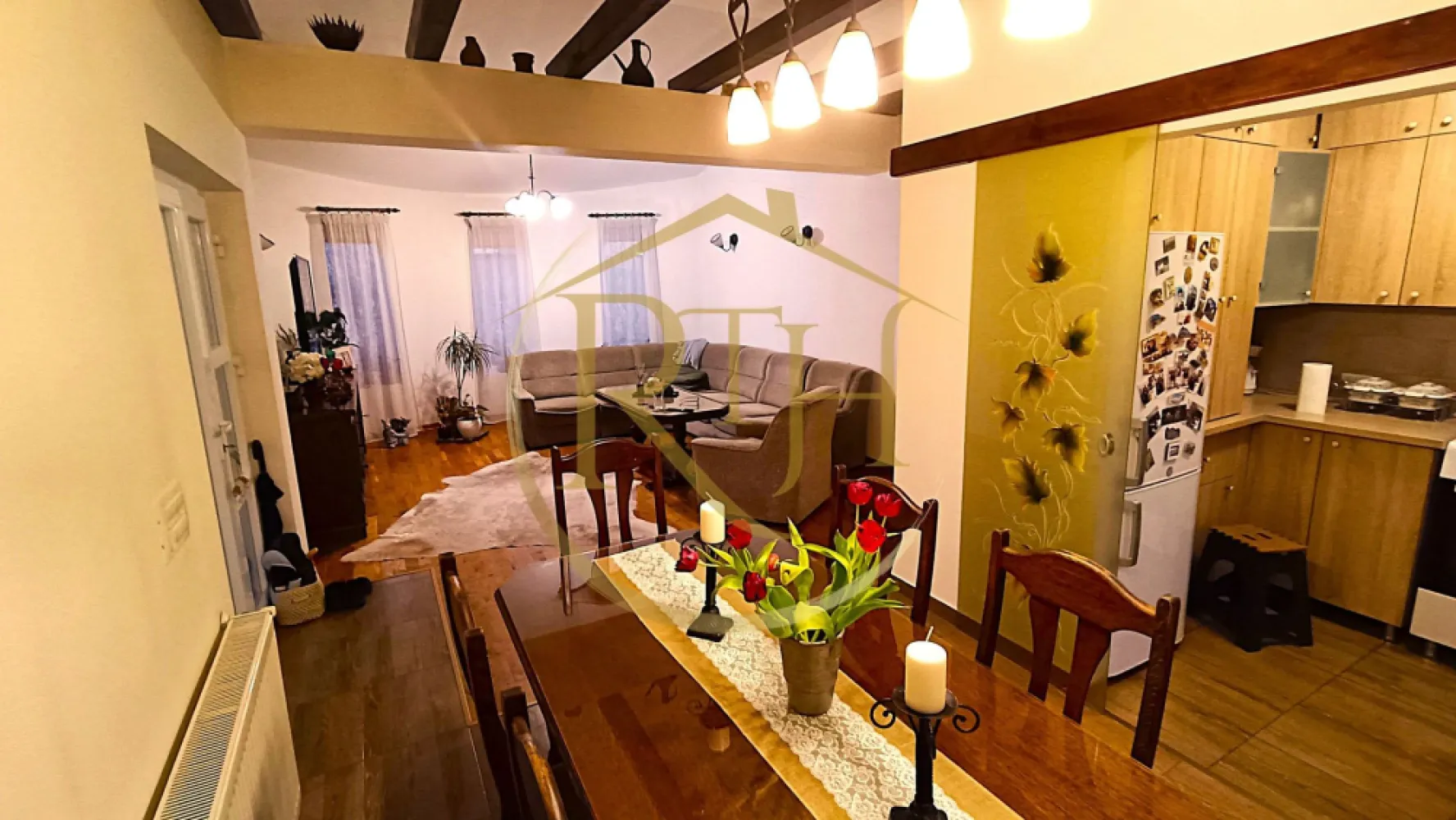 Vand vila 5 camere construita cu materiale premium in Giroc, pret 185000 euro - Vă oferim spre vânzare o casă individuală situată într-o zonă liniștită din comuna Giroc, perfectă pentru o familie care caută confort, spațiu generos și un mediu relaxant. 
Casa este construită pe un singur nivel (parter) și dispune de două intrări separate, fiecare cu acces dintr-o stradă diferită.

Această proprietate este ideală atât pentru locuință personală, cât și pentru birou, cabinet, spațiu comercial sau investiție, datorită poziției sale excelente și a celor două fronturi stradale.

Caracteristici generale:
🏡 Suprafață construită: 205 mp
📏 Suprafață utilă: 130 mp
🌳 Teren total: 350 mp
🚪 Compartimentare eficientă:

🔹 6 camere luminoase și spațioase – perfect adaptabile pentru dormitoare, birouri sau zone de relaxare
🔹 Living generos, ideal pentru momentele petrecute cu familia și prietenii
🔹 Bucătărie modernă, bine organizată și funcțională
🔹 1 baie principală complet echipată
🔹 3 toalete de serviciu – un avantaj major pentru familii numeroase sau pentru cei care își doresc un spațiu funcțional pentru activități profesionale
🔹 Holuri largi și spații de depozitare

Dotări și finisaje:
🏠 Construcție solidă, realizată din materiale de calitate
🪟 Ferestre mari, care asigură lumină naturală pe tot parcursul zilei
🚪 Uși interioare și exterioare din lemn masiv
🔝 Finisaje premium – pardoseli moderne, gresie, faianță, parchet laminat
🔥 Încălzire prin centrală proprie
📡 Conectată la toate utilitățile: gaz, apă, curent electric, canalizare, internet și TV

Curte și exterior:
🌿 Curte amenajată, perfectă pentru relaxare și activități în aer liber
🍏 Pomi fructiferi și spațiu verde bine întreținut
🔥 Grătar zidit, ideal pentru seri petrecute cu familia și prietenii
🚗 Posibilitate de parcare în curte

Avantaje și locație:
📍 Zonă excelentă – liniștită, dar aproape de toate punctele de interes
🏫 Școli și grădinițe în apropiere
🛒 Magazine, supermarketuri și centre comerciale la doar câteva minute
🚍 Acces facil la transportul public
🏥 Farmacii, clinici și alte servicii esențiale în apropiere

📍 Locație: Giroc, Timiș

Nu ratați această oportunitate unică! Această casă spațioasă și bine poziționată poate deveni acasă pentru familia dumneavoastră sau o investiție excelentă.

📌 Preț: 185.000 euro usor negociabil.
Această proprietate este reprezentată de RealTimHouse.ro – Un pas spre un loc doar al tău!