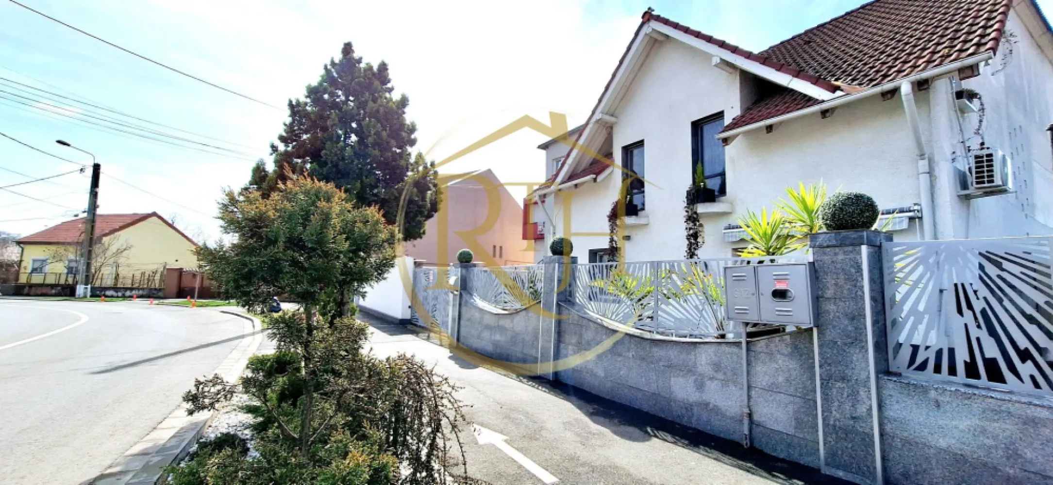 Oferim spre vanzare, proprietate deosebita, 7 camere, zona Modern - Această casă deosebită, situată în zona Modern din Timișoara, oferă un echilibru perfect între spațiu generos, funcționalitate și confort, fiind ideală atât pentru o familie numeroasă, cât și pentru investiție. Cu o suprafață desfășurată de 278 mp și o suprafață utilă de 190 mp, proprietatea este amplasată pe un teren de 743 mp, într-o zonă liniștită, dar foarte bine conectată la facilități importante precum Lidl, Kaufland și Piața Badea Cârțan.
Casa are un regim de înălțime de parter plus etaj și este compartimentată inteligent pentru a oferi intimitate și confort. Partea din față a locuinței dispune la parter de un living generos open-space cu bucătăria, un dormitor, o baie, un birou și un hol spațios, având acces direct către terasa din față și cea din spate. La etaj, locuința continuă cu două dormitoare, un living open-space cu bucătăria și o baie, oferind un spațiu aerisit și luminos.
În partea din spate a proprietății se află două apartamente separate, unul la parter și unul la etaj, fiecare având propria intrare și contorizare individuală. Fiecare apartament este compus dintr-o cameră spațioasă, o bucătărie, o baie și o terasă, ceea ce le face ideale atât pentru locuință, cât și pentru închiriere. 
Un alt avantaj important al acestei proprietăți este podul generos, ideal pentru depozitare, oferind un spațiu suplimentar perfect organizării eficiente a lucrurilor necesare
Curtea generoasă este bine organizată și include o anexă recent construită, oferind un spațiu suplimentar versatil pentru depozitare sau alte activități. Accesul auto este securizat cu o poartă cu telecomandă, asigurând siguranță și confort proprietarilor. Spațiul exterior impresionează printr-o oază de verdeață, unde se regăsesc numeroase flori, palmieri și pomi fructiferi, creând un cadru relaxant și plăcut pentru momentele petrecute în aer liber.

Întreaga locuință beneficiază de un sistem de încălzire eficient, realizat prin centrală termică pe gaz, iar climatizarea este asigurată prin instalații de aer condiționat. Cu un total de 7 camere, 4 bucătării, 4 băi și 4 terase, această casă reprezintă o oportunitate unică pe piața imobiliară, fiind disponibilă la prețul de 347.000 euro. Nu se plateste comision agentie . 
Proprietate reprezentata in exclusivitate de RealTimHouse.ro - Un pas spre un loc doar al tau !